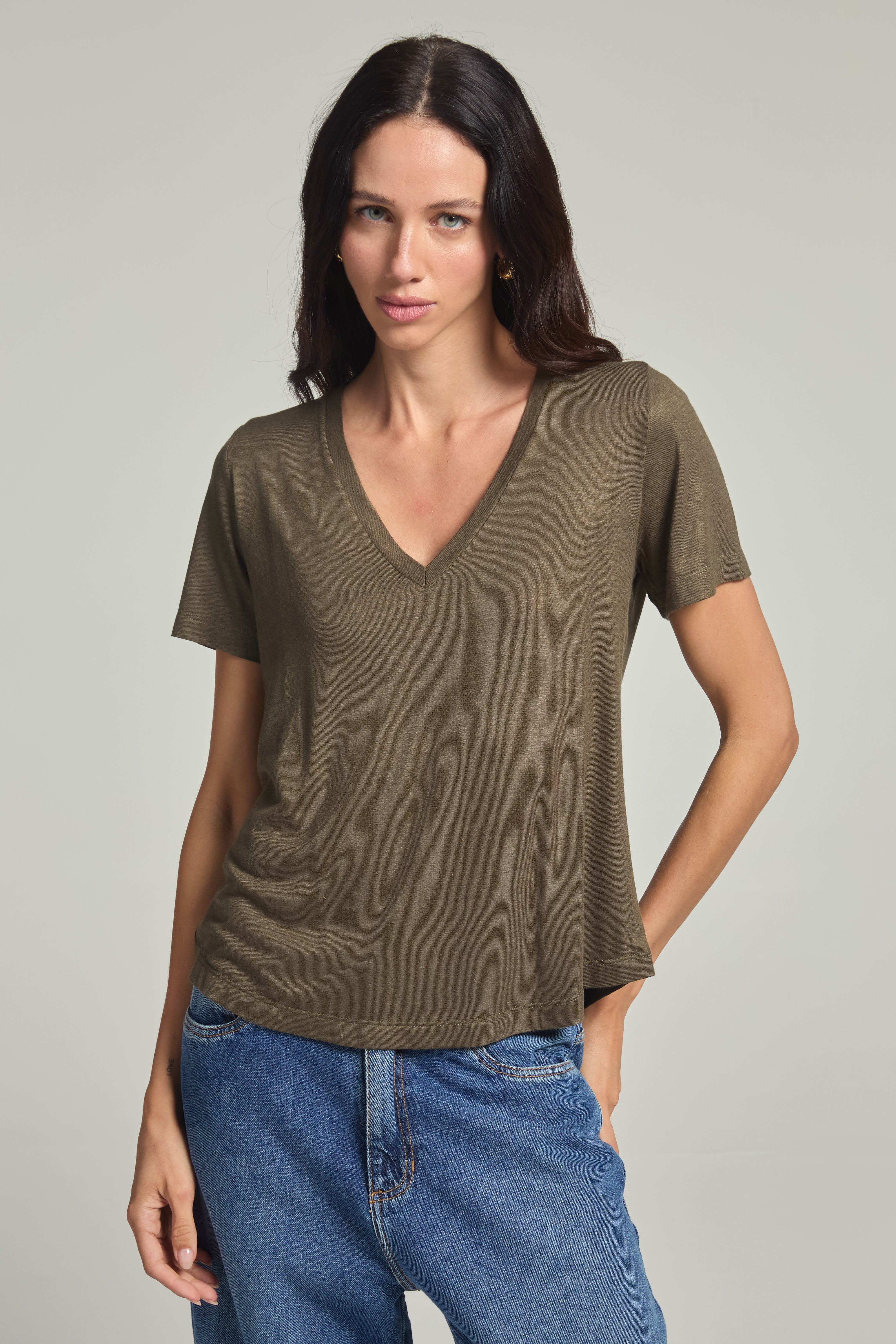 Camiseta em Viscolinho Verde Militar Gola V