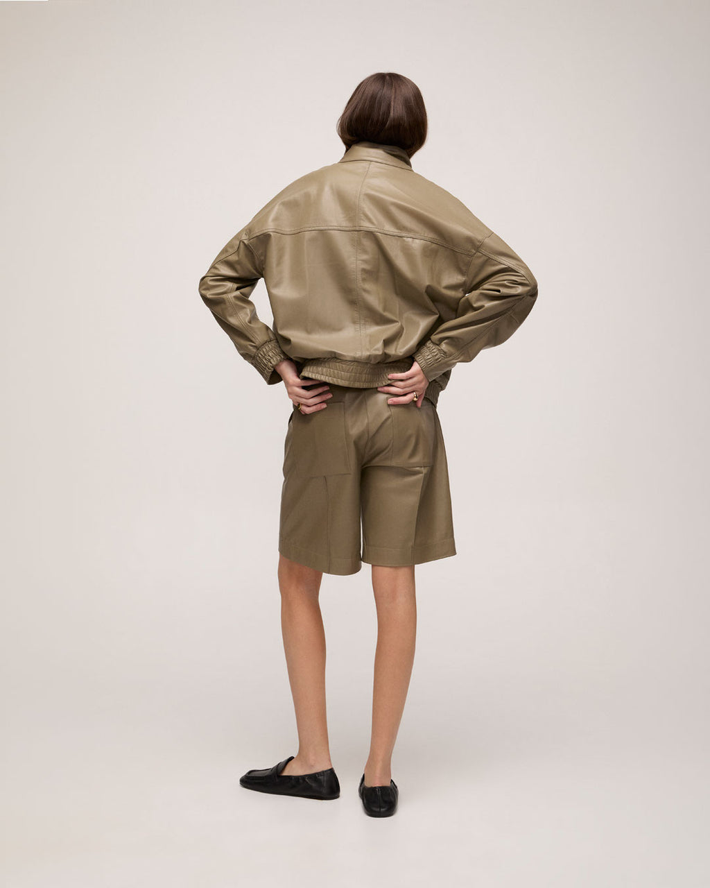 Jaqueta em Couro Oversized - Khaki