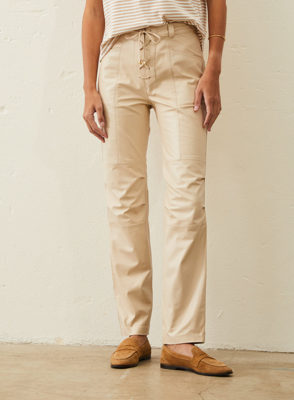 Calça De Couro Com Amarração - Bege