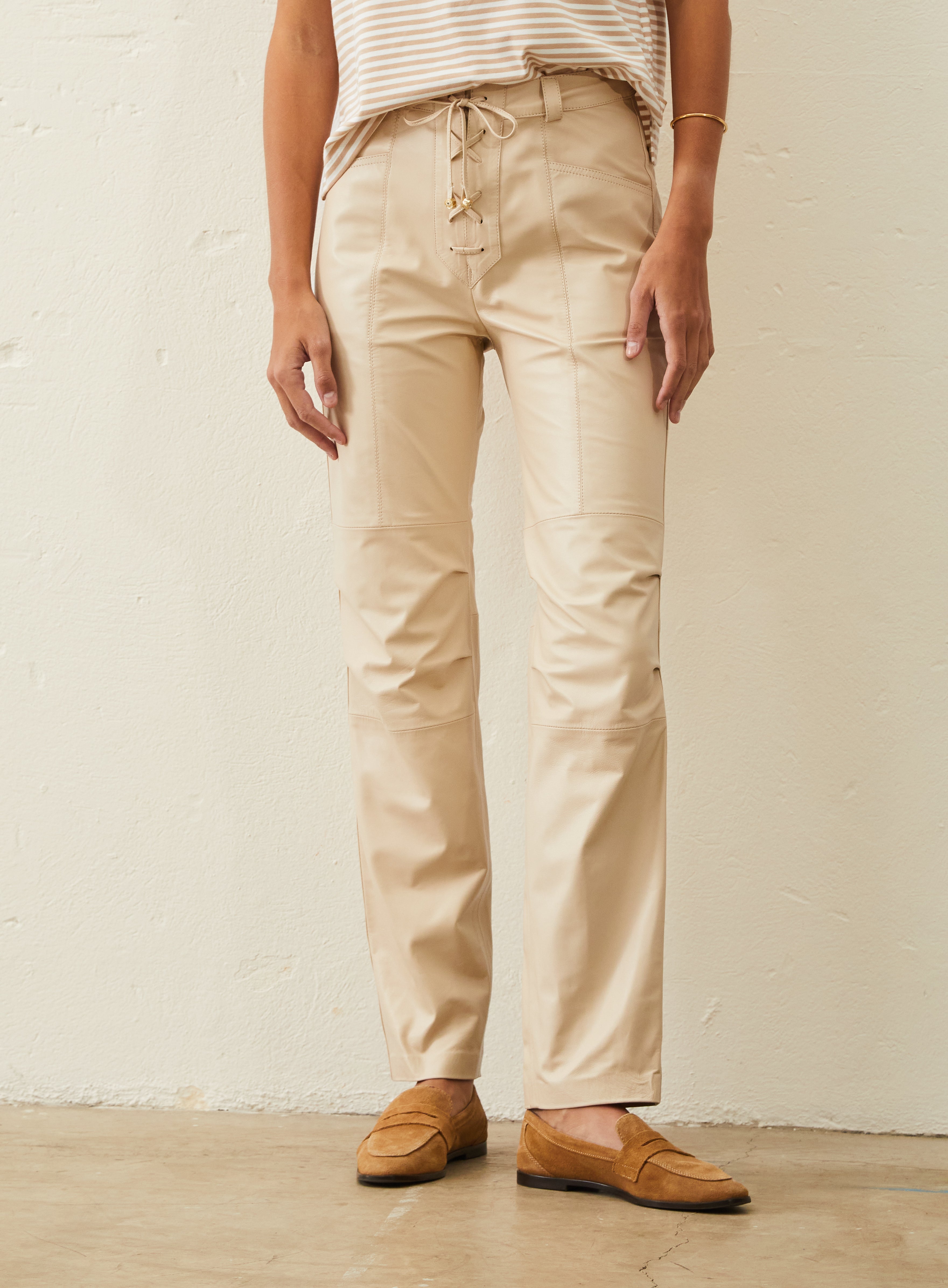 Calça De Couro Com Amarração - Bege