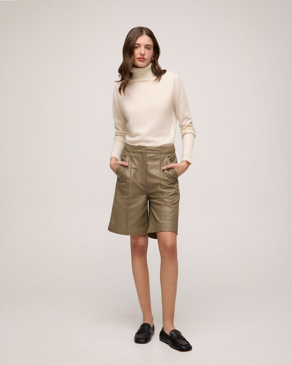 Bermuda em Couro - Kahki