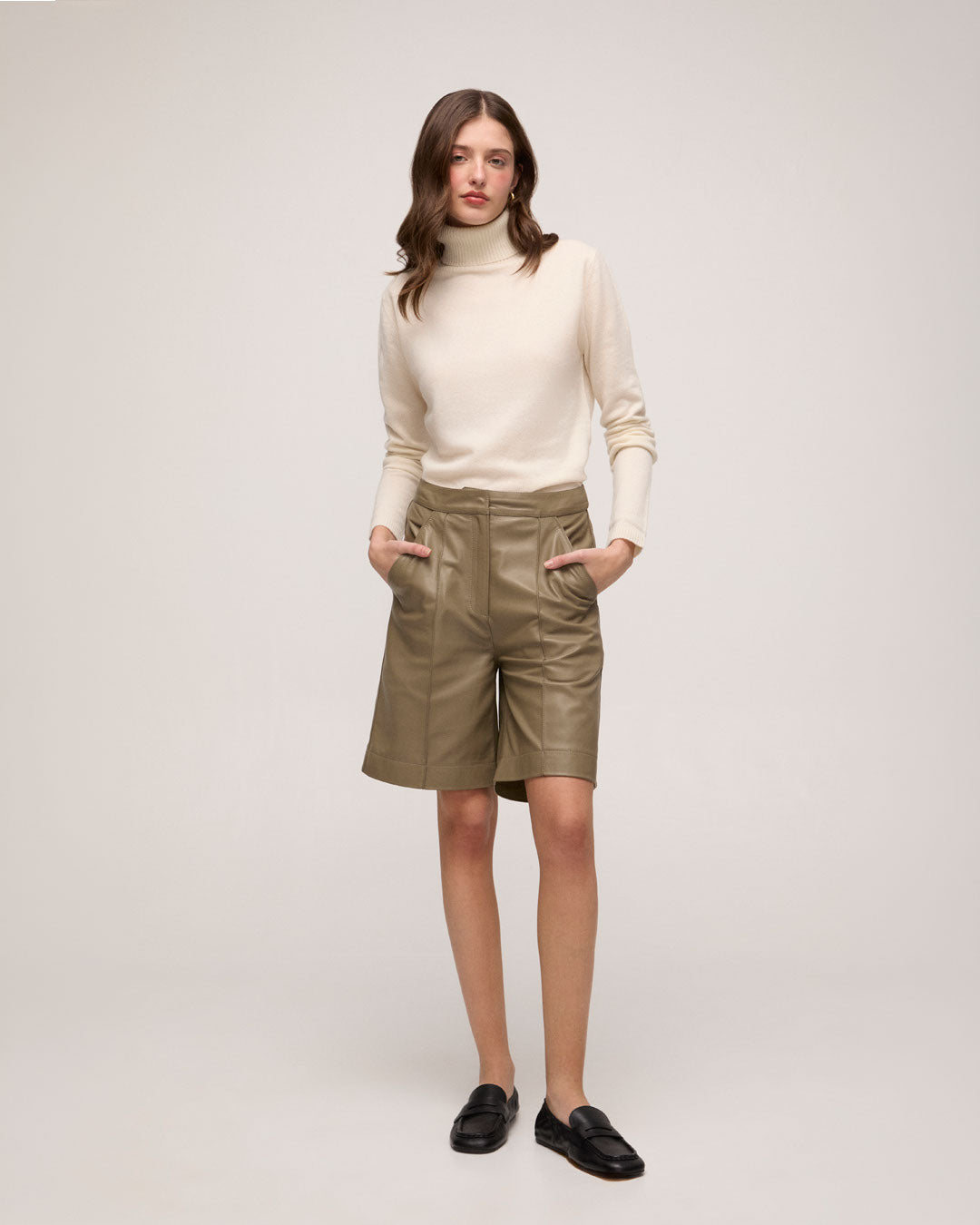 Bermuda em Couro - Kahki