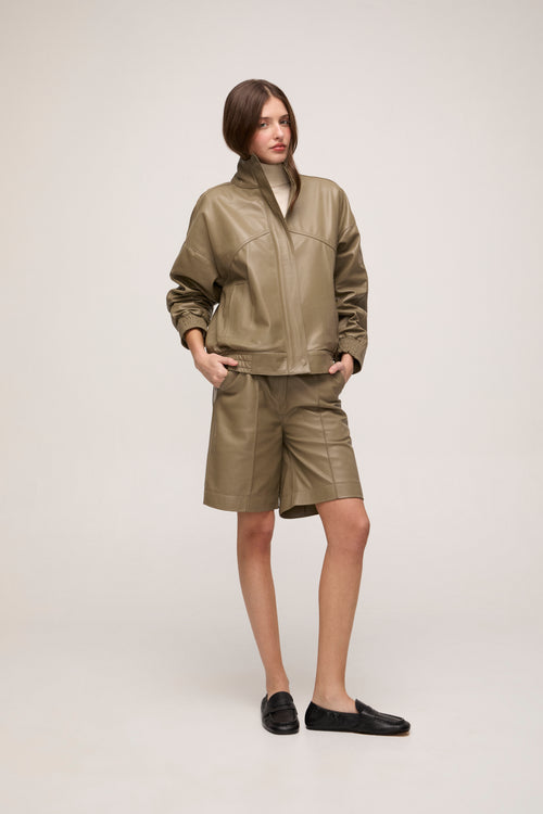 Bermuda em Couro - Kahki