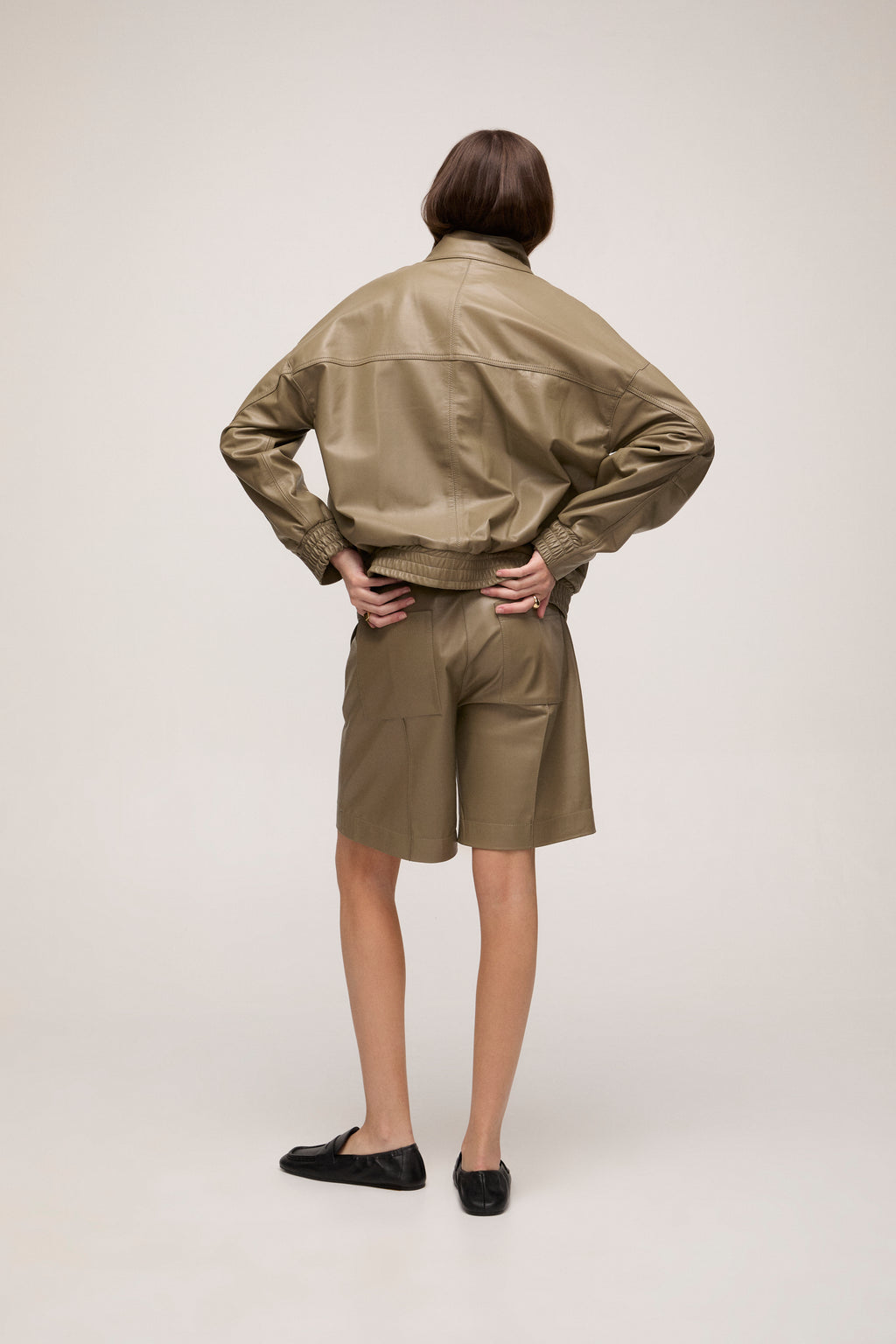 Bermuda em Couro - Kahki