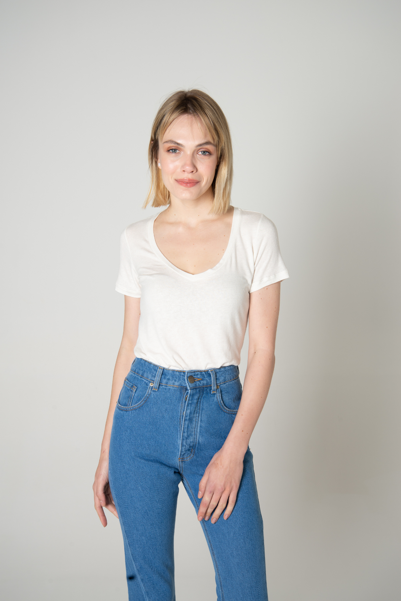 Camiseta em Viscolinho Branco Gola V
