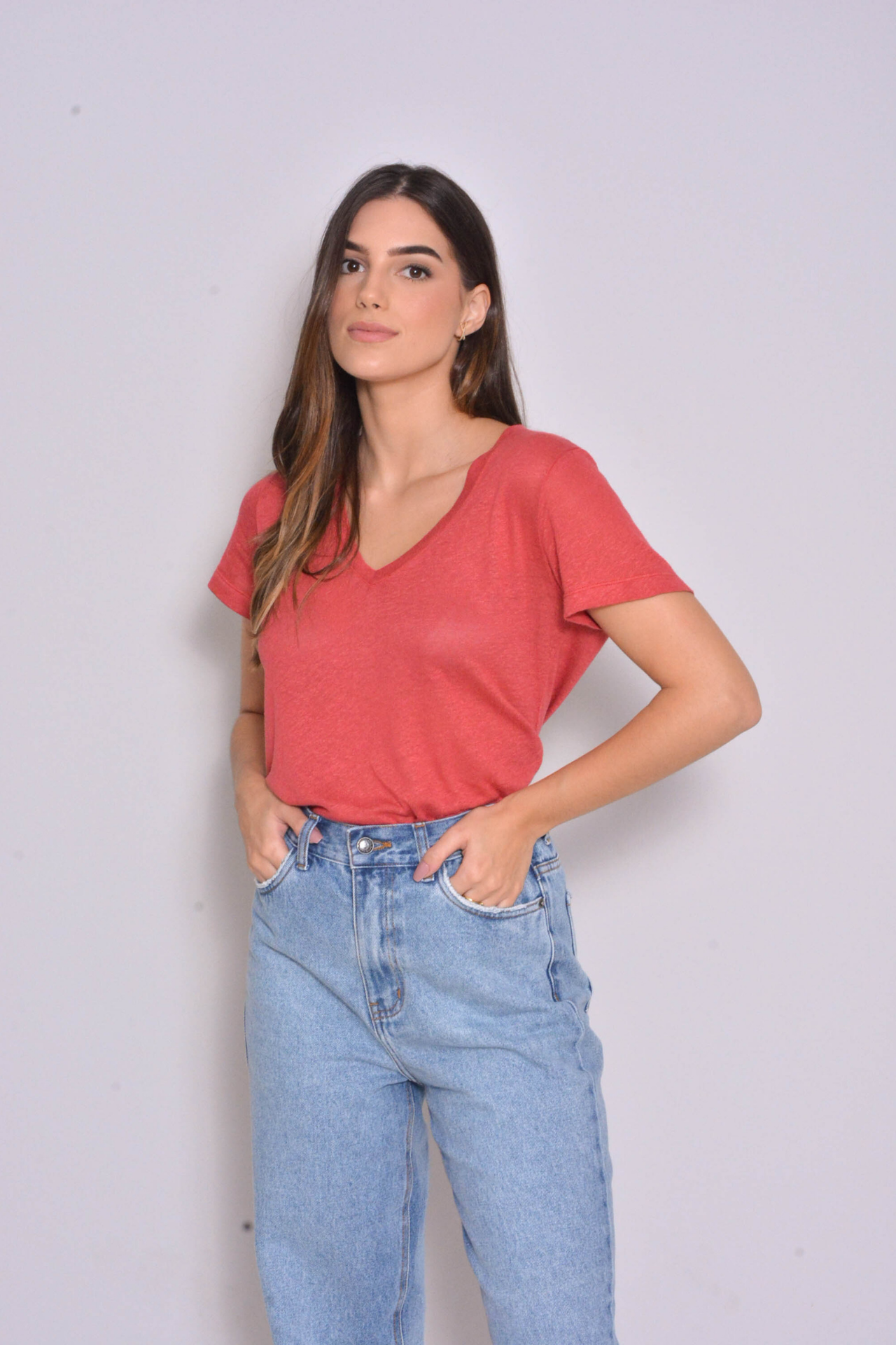 Camiseta gola v em viscolinho - Cereja