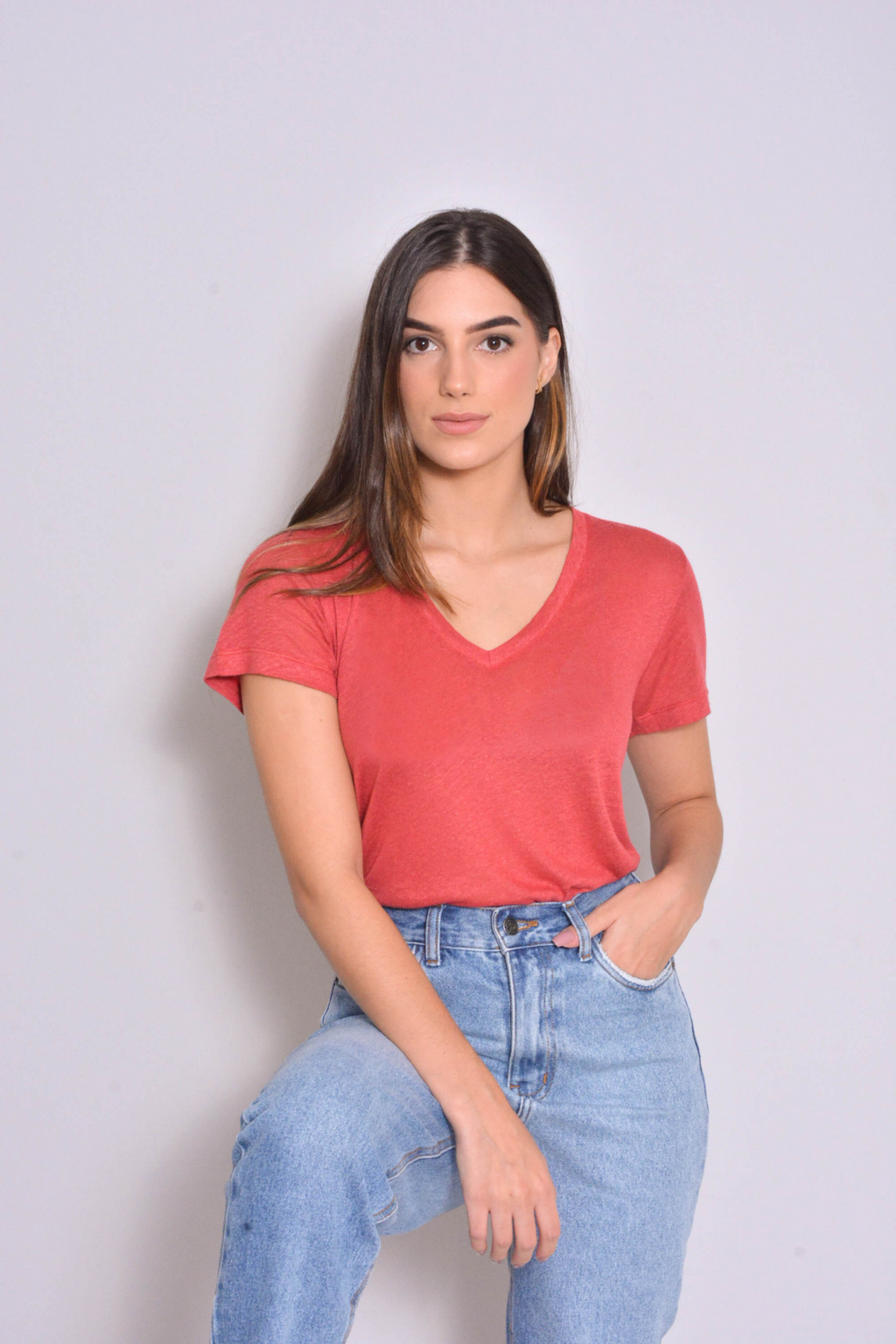 Camiseta gola v em viscolinho - Cereja