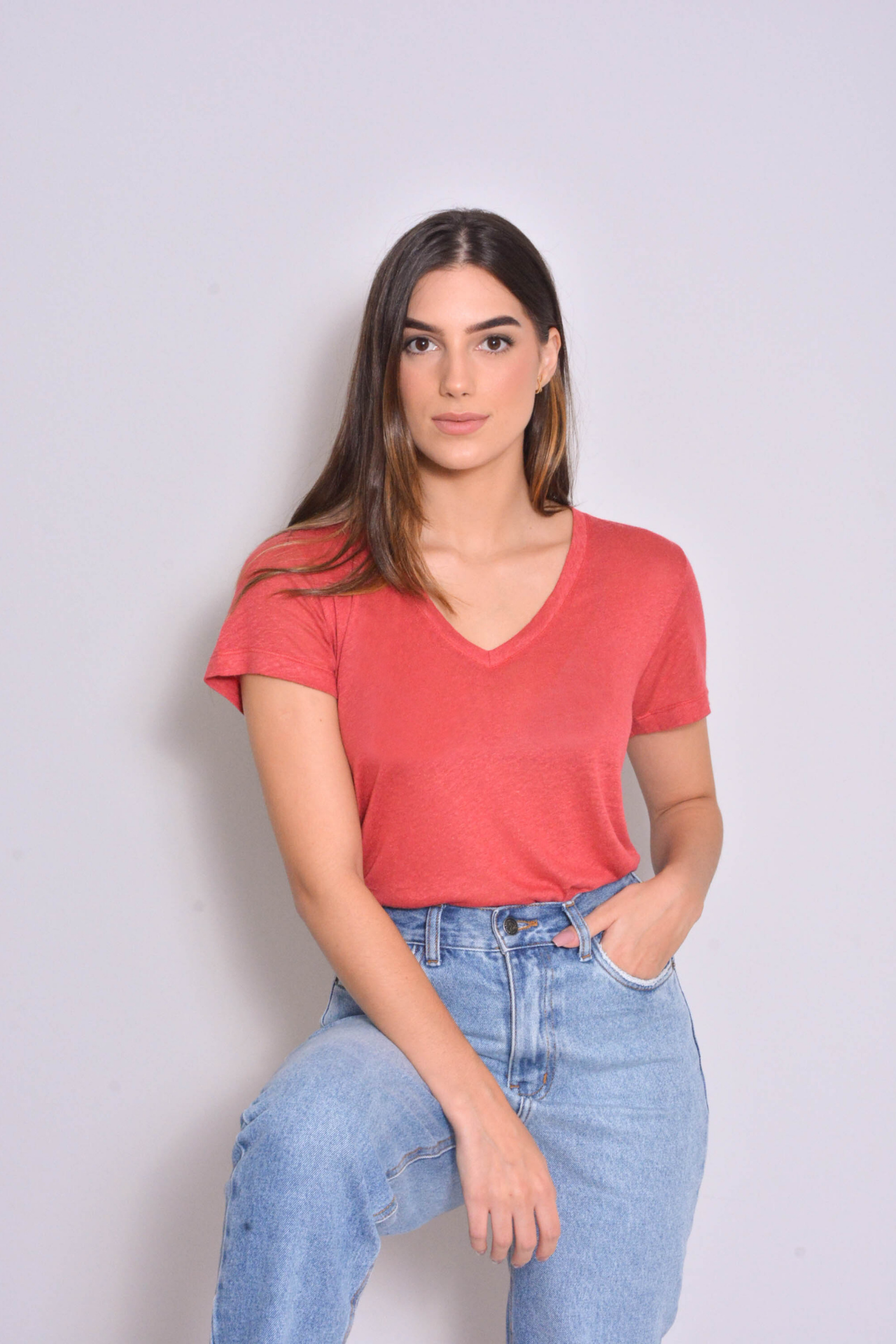 Camiseta gola v em viscolinho - Cereja