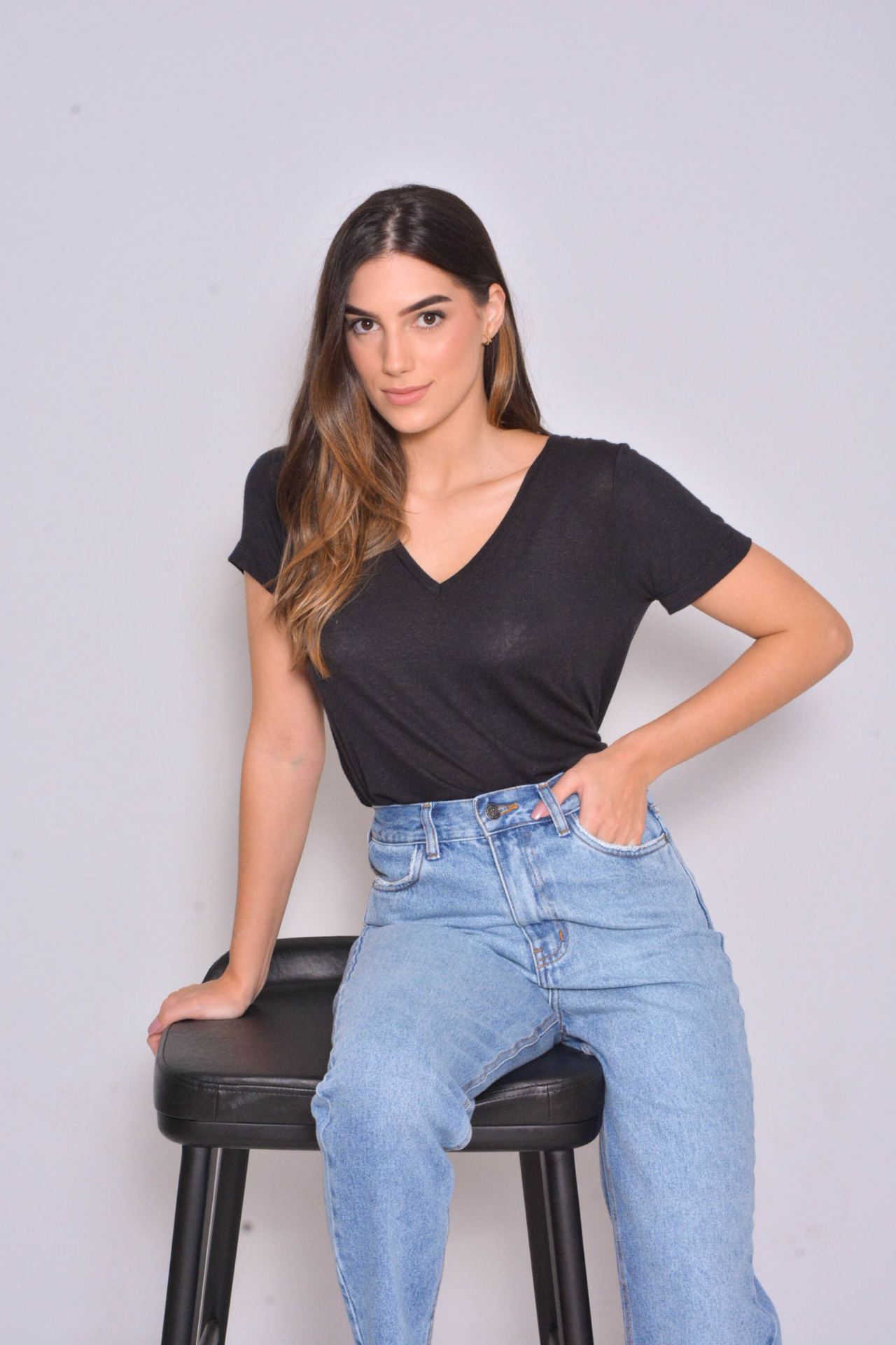 Camiseta em Viscolinho Preta Gola V