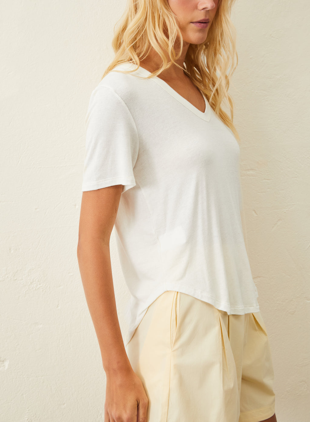 Camiseta De Linho E Viscose Decote V - Off-White