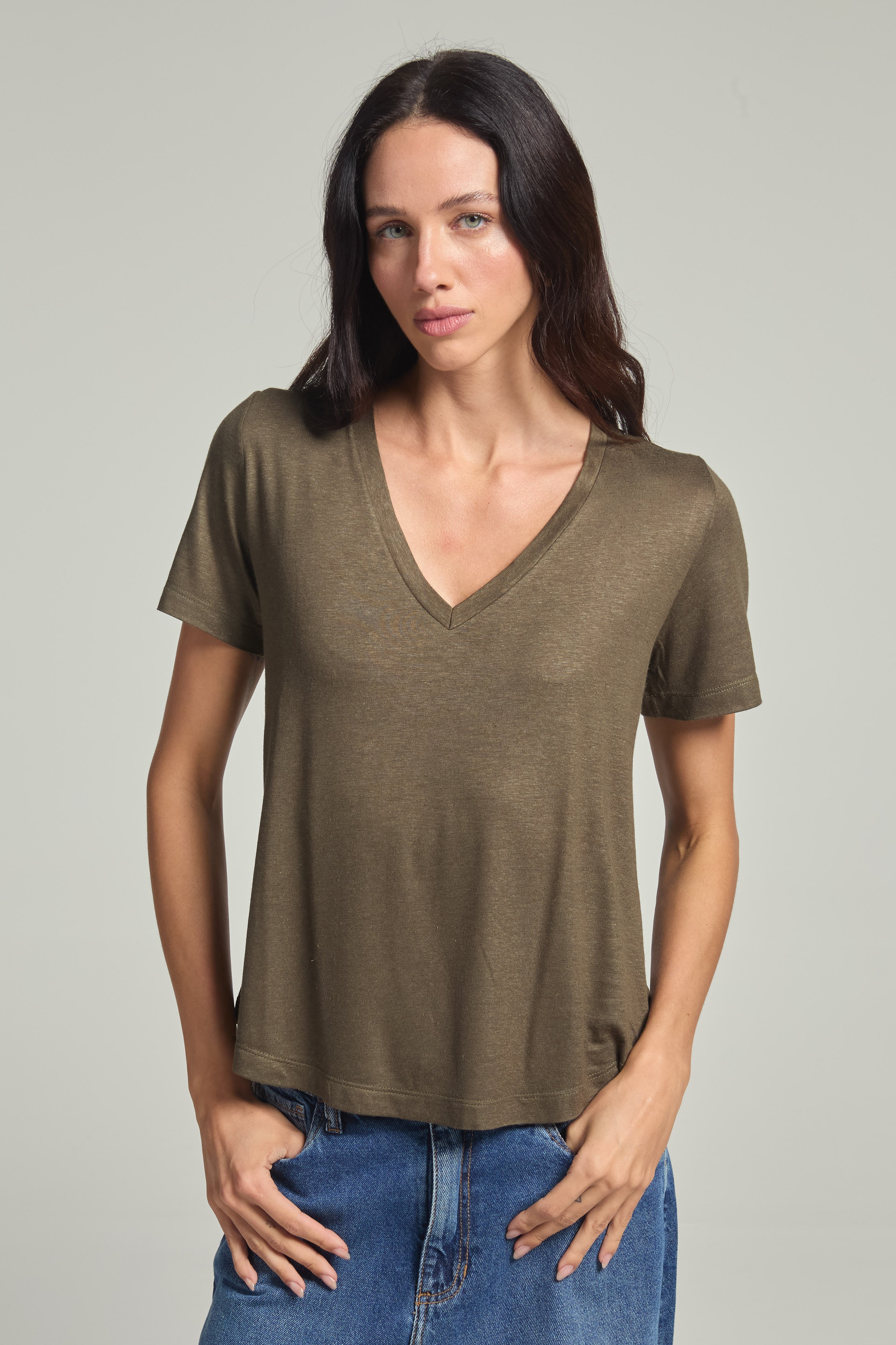 Camiseta em Viscolinho Verde Militar Gola V
