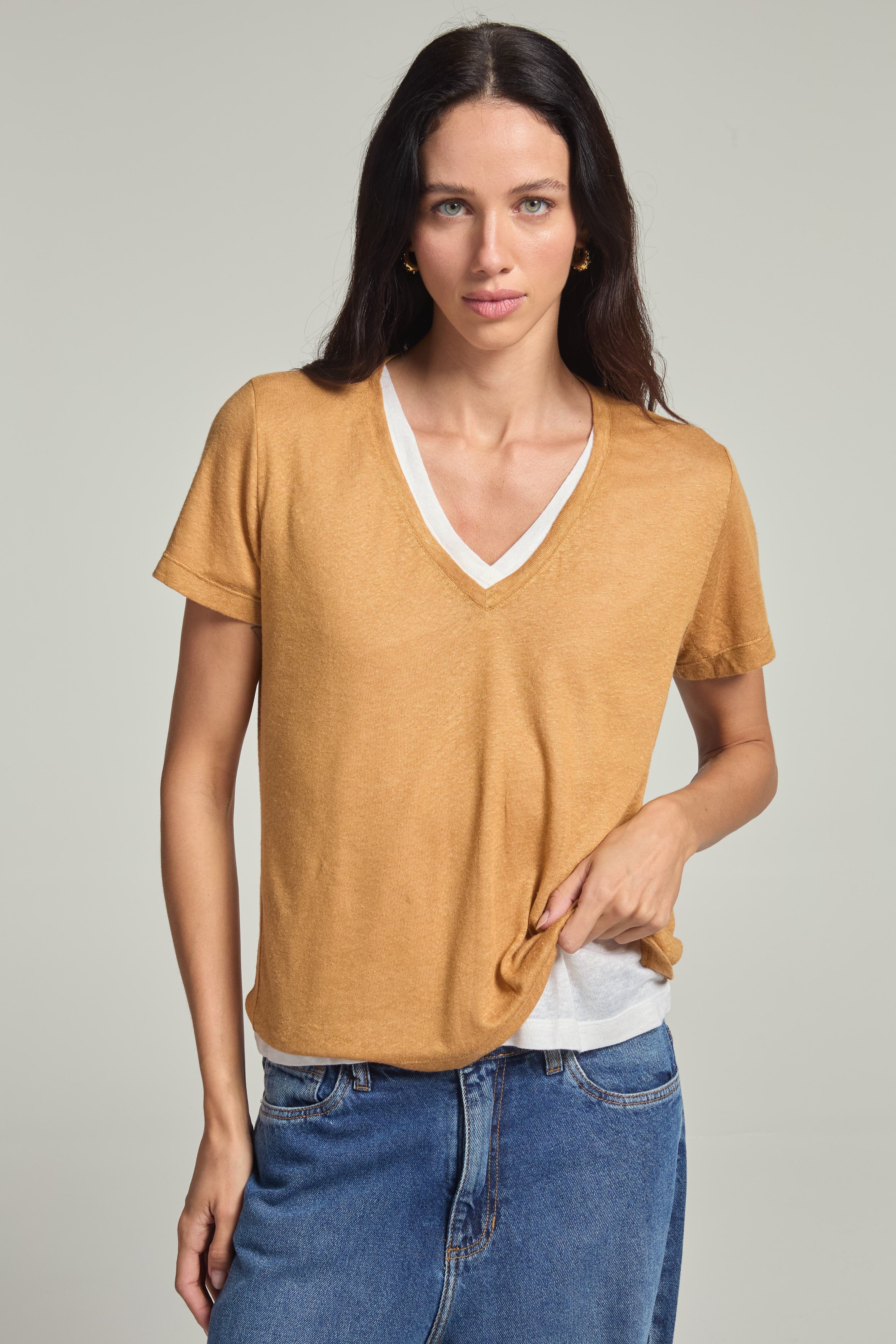 Camiseta gola v em viscolinho - Amêndoa