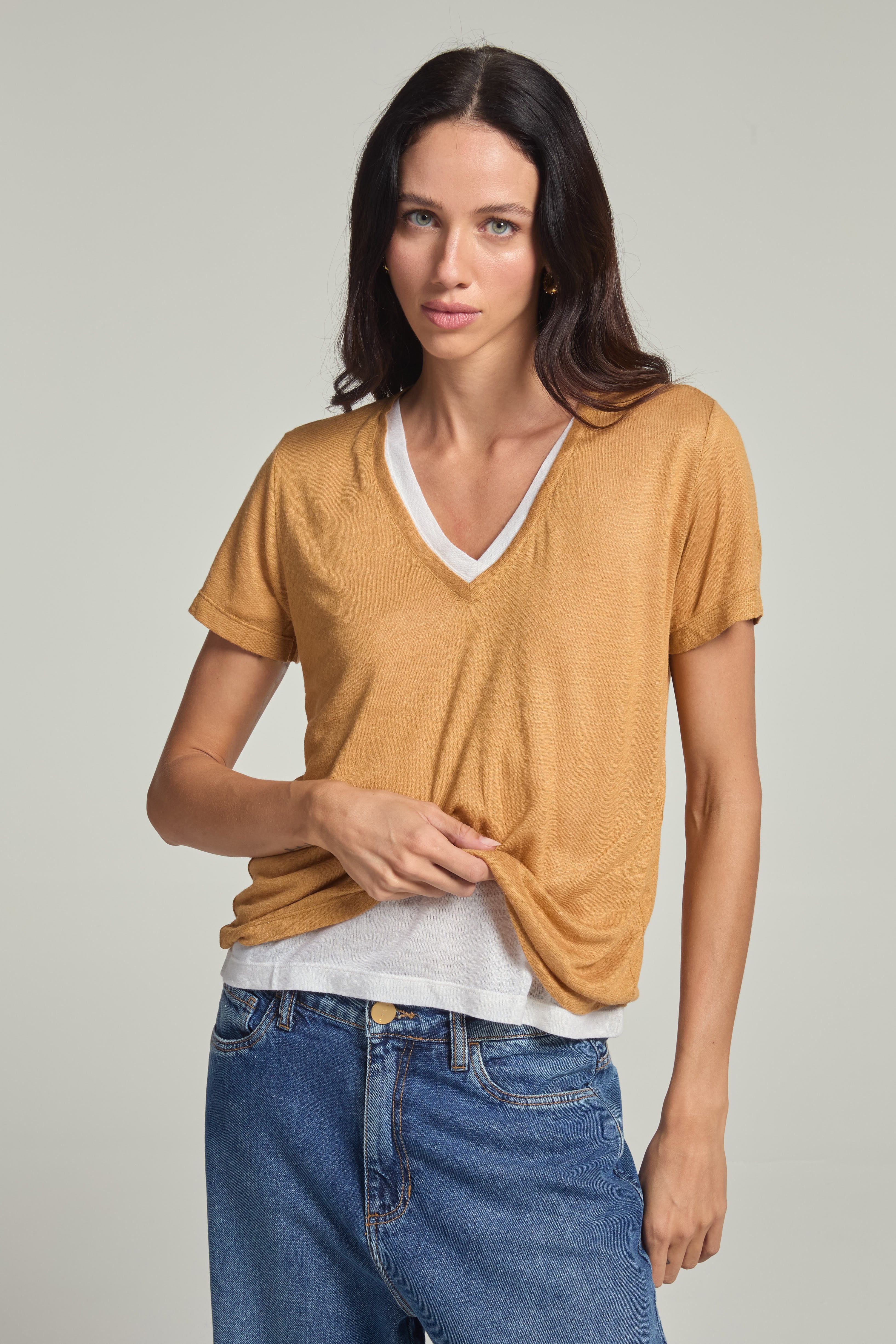 Camiseta gola v em viscolinho - Amêndoa