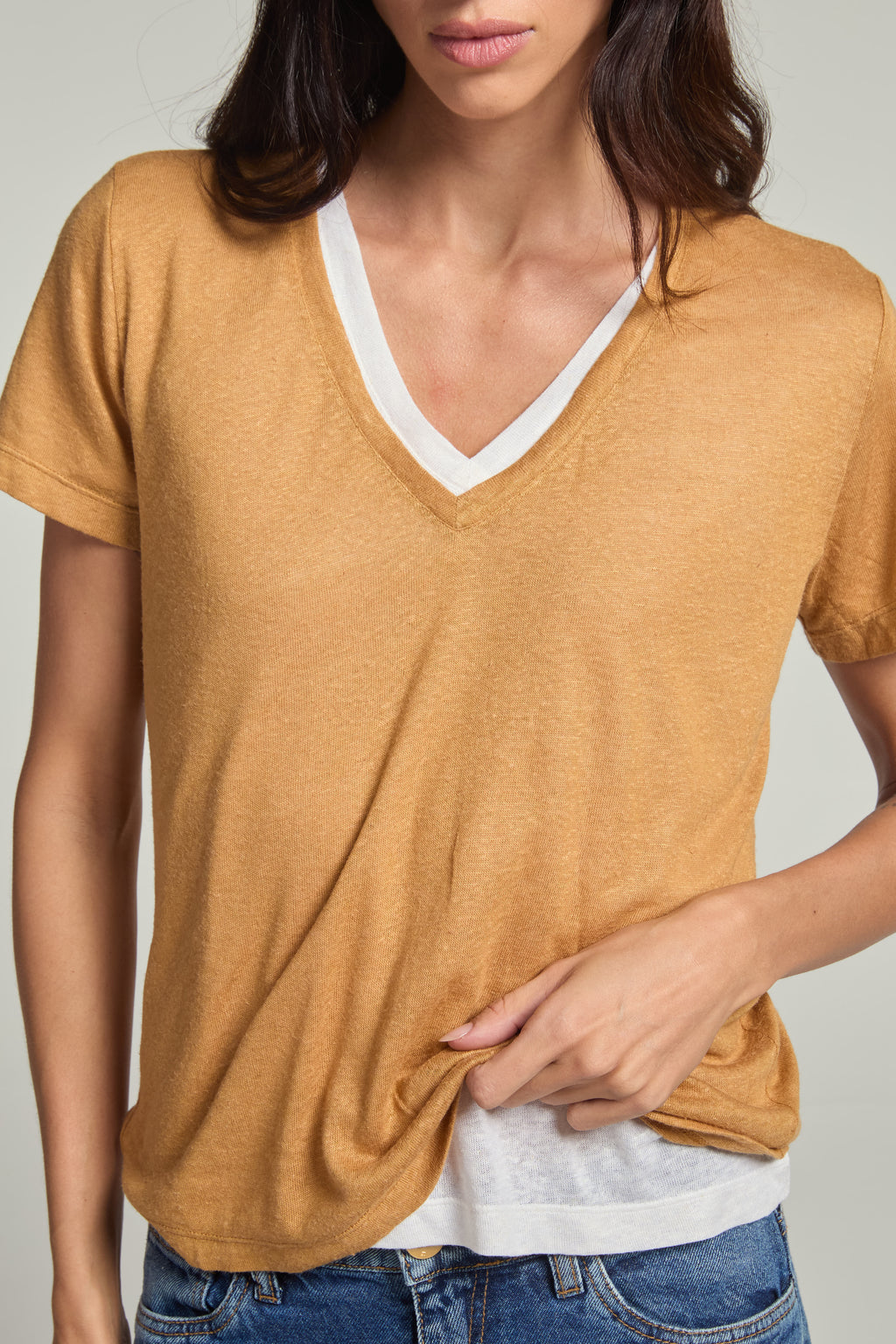 Camiseta gola v em viscolinho - Amêndoa