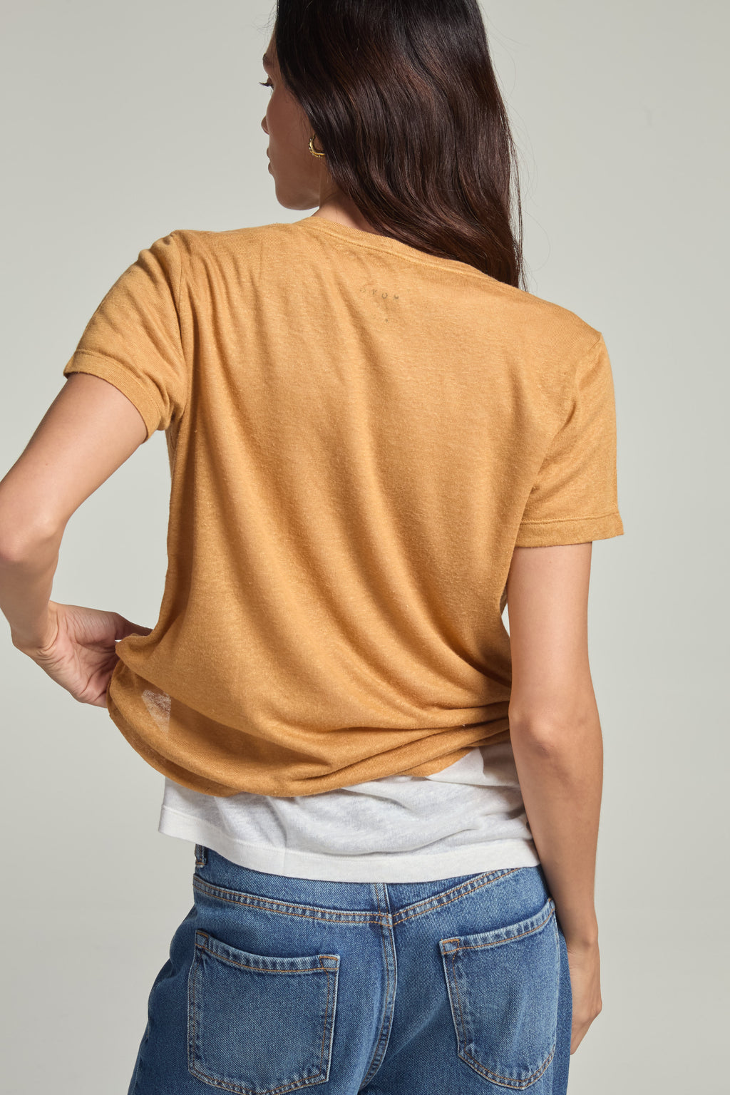 Camiseta gola v em viscolinho - Amêndoa