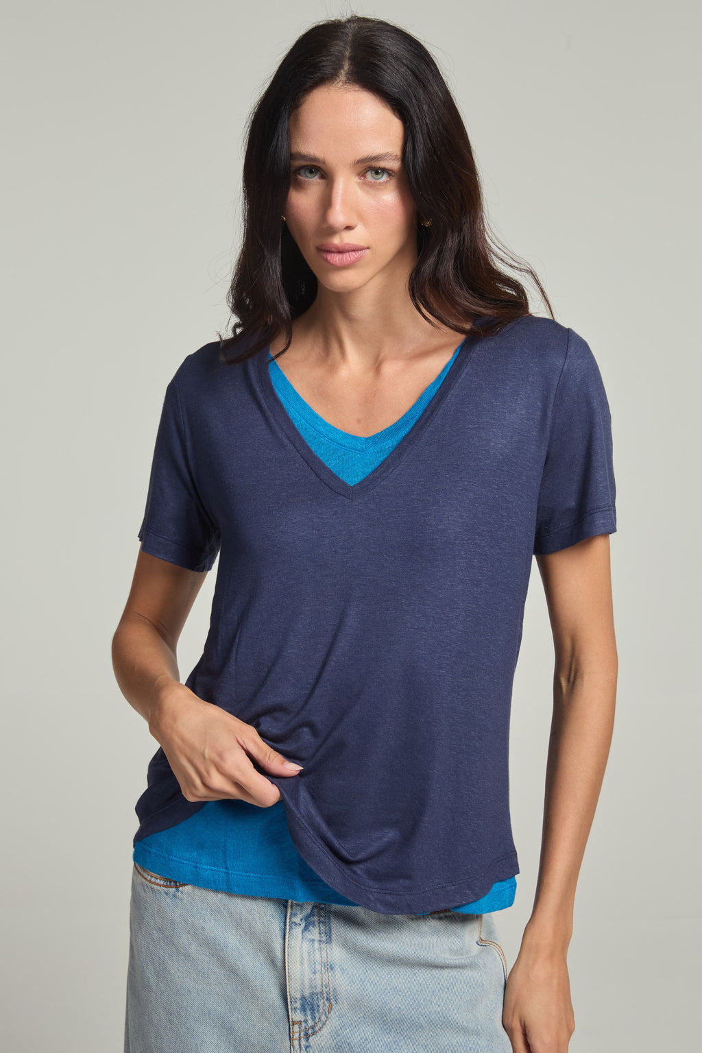 Camiseta em Viscolinho Azul Navy Gola V