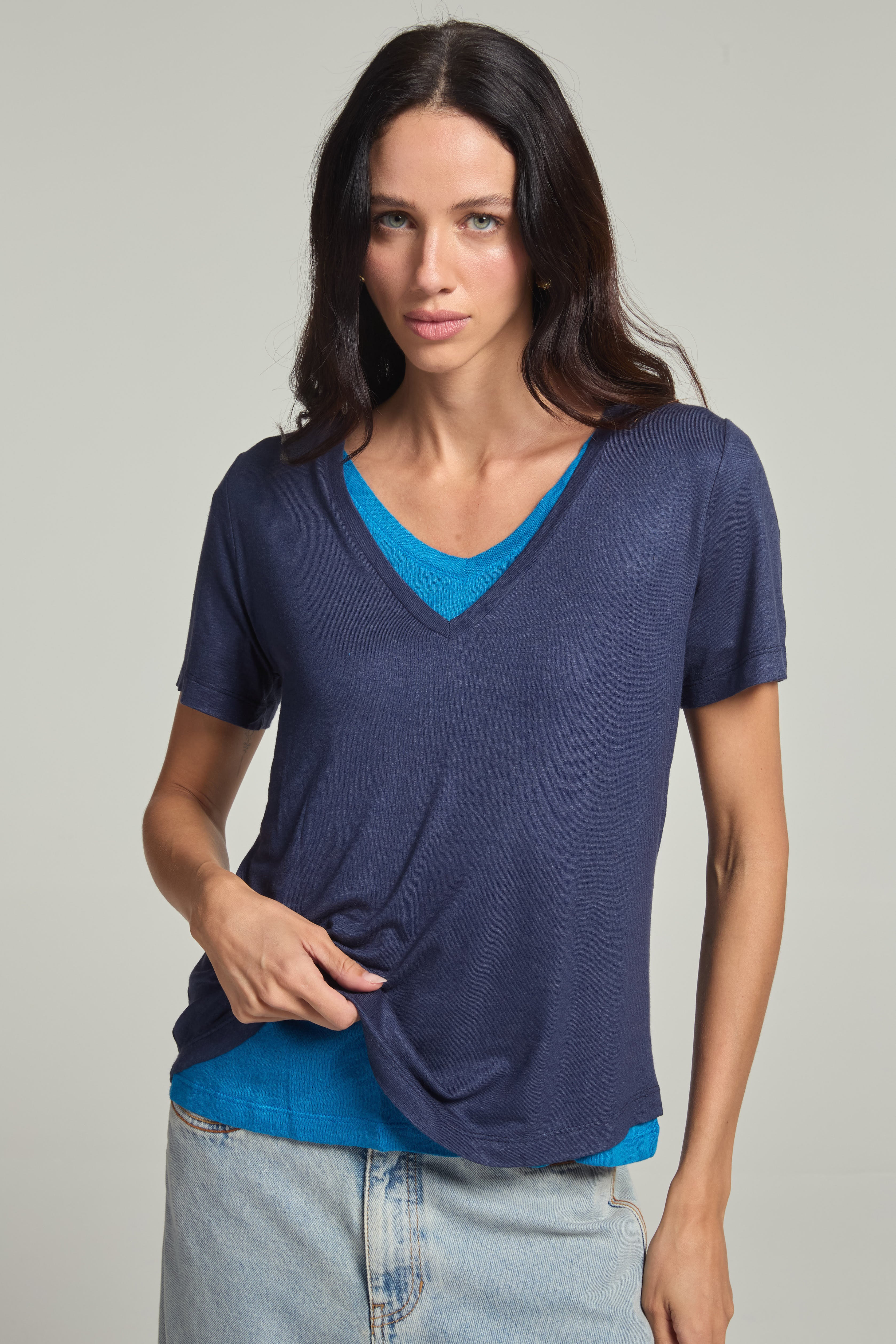 Camiseta em Viscolinho Azul Navy Gola V