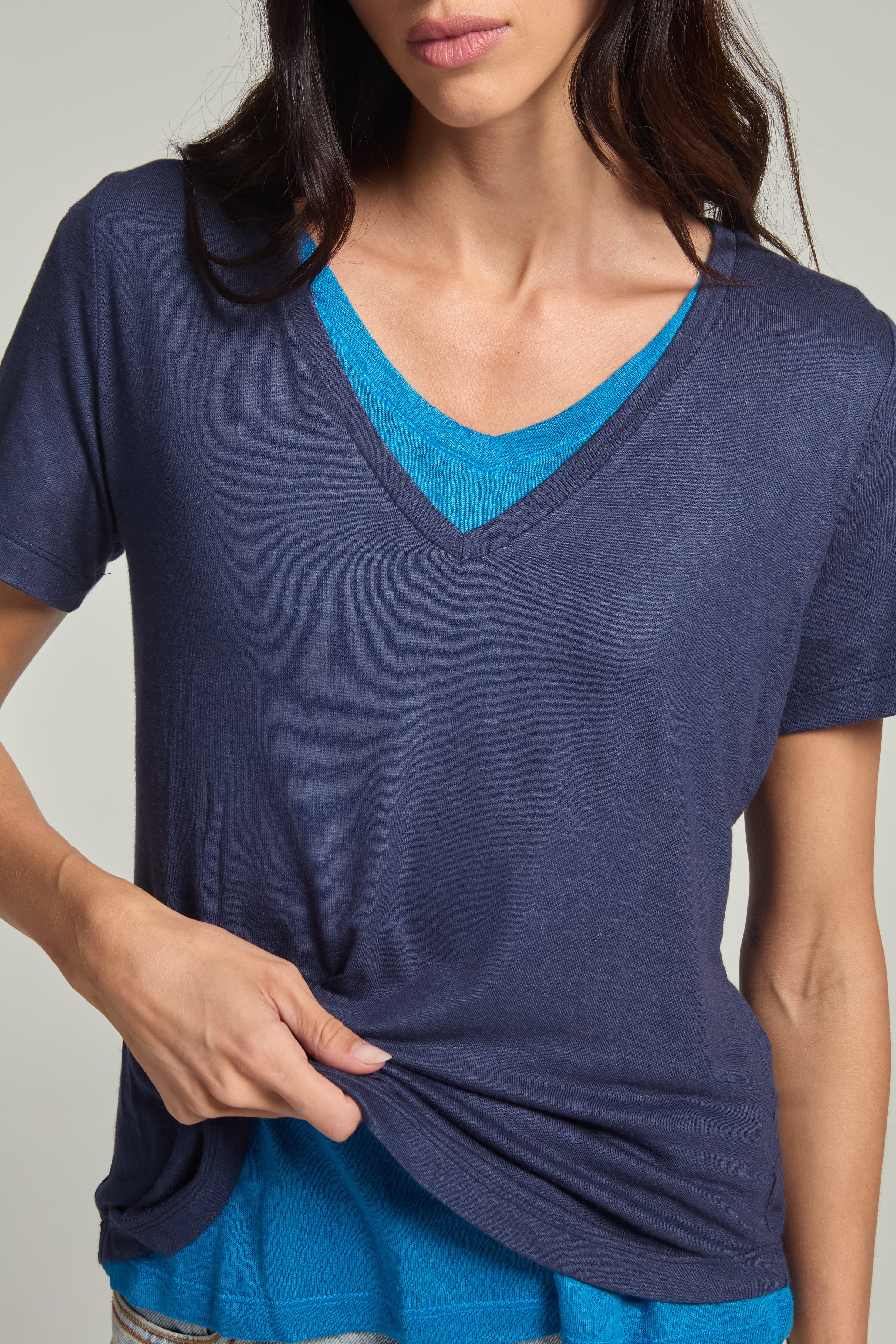 Camiseta em Viscolinho Azul Navy Gola V