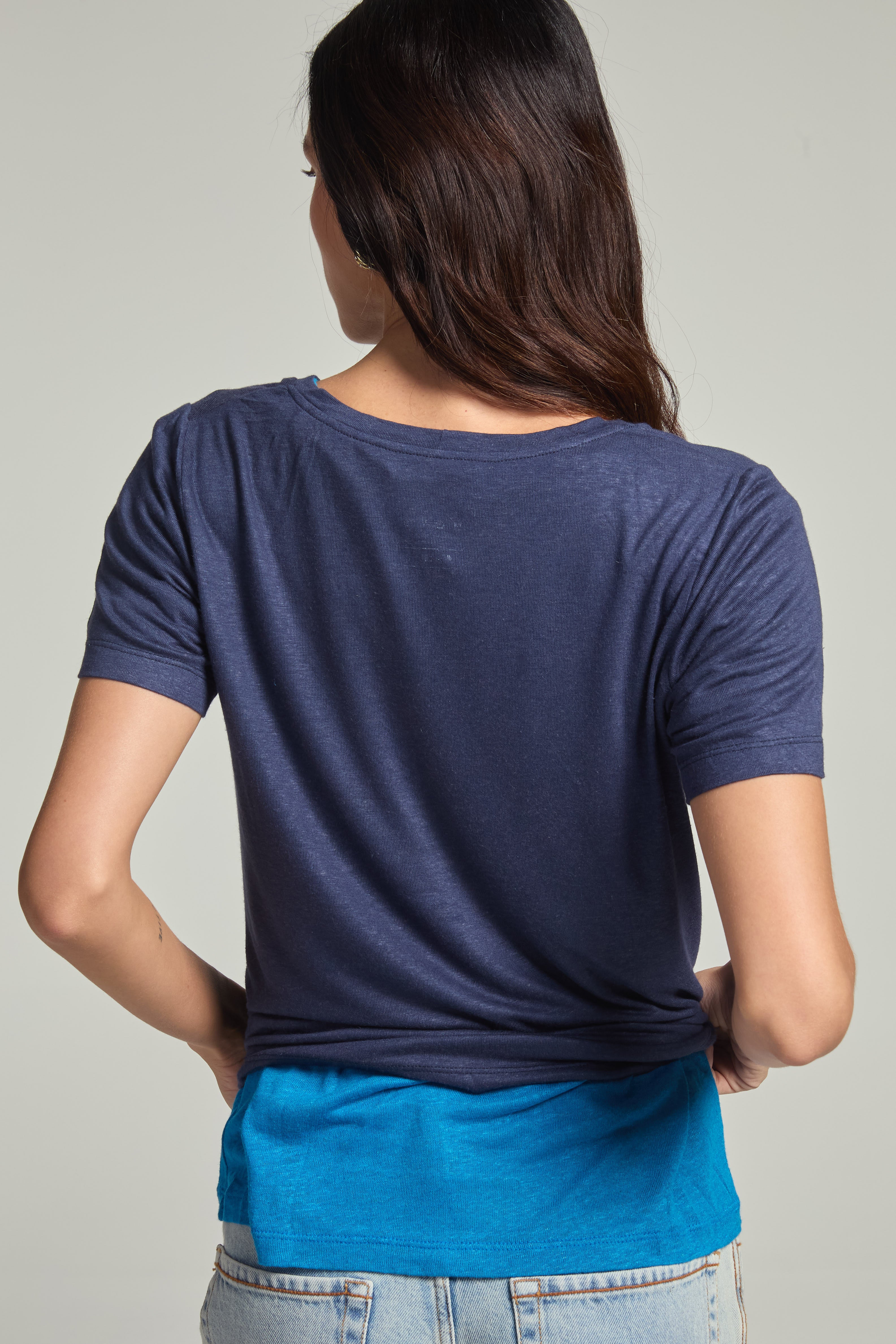 Camiseta em Viscolinho Azul Navy Gola V