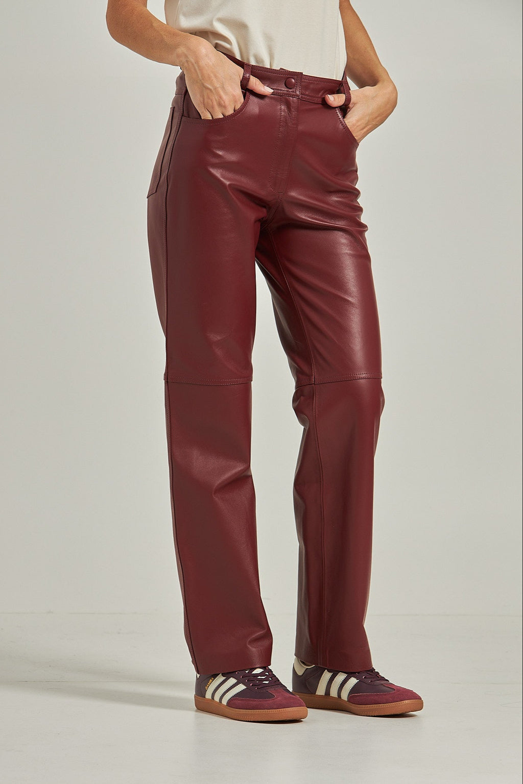 Calça couro estilo jeans - Burgundy