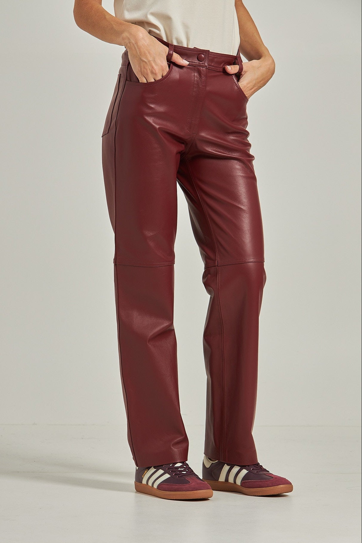 Calça couro estilo jeans - Burgundy