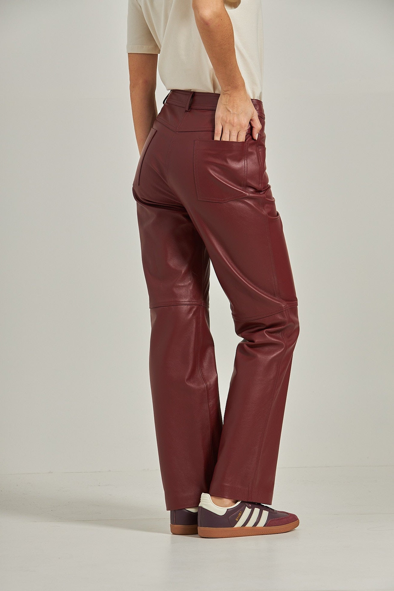 Calça couro estilo jeans - Burgundy
