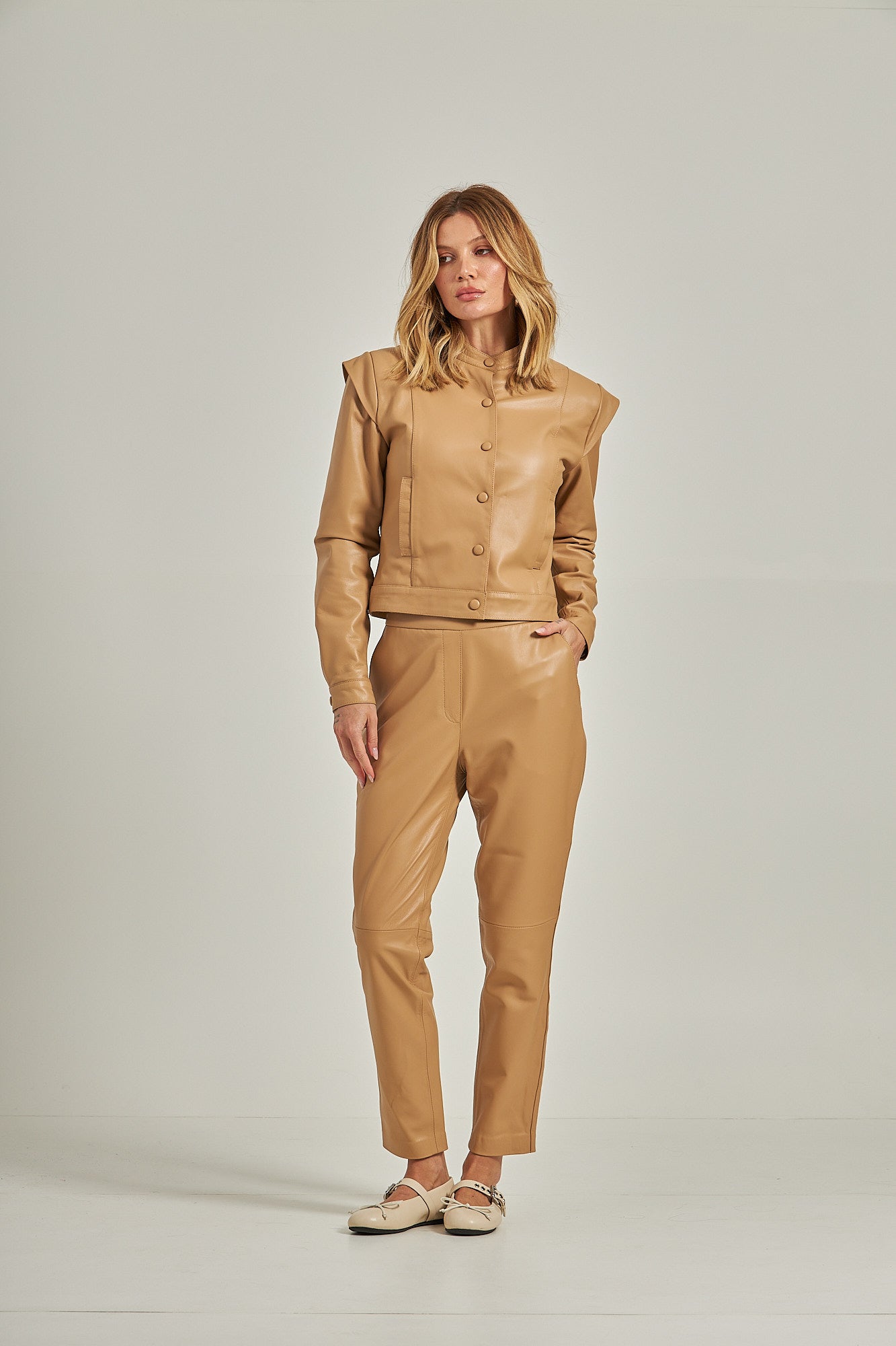 Jaqueta couro ombreira - Caramelo