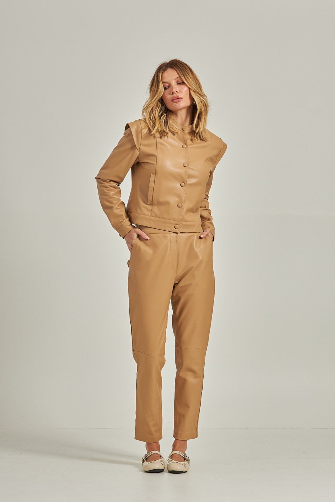 Calça couro estilo jeans - Caramelo