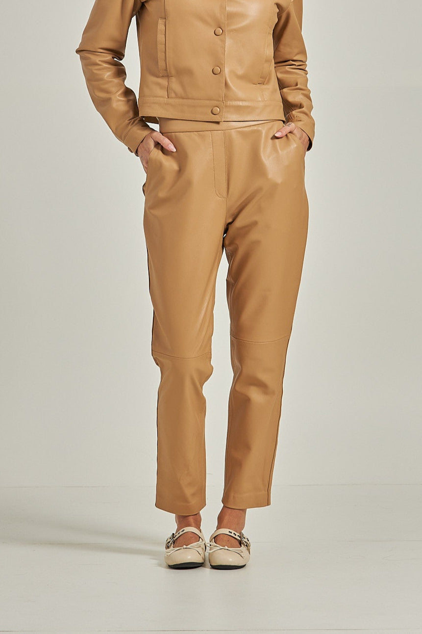 Calça couro estilo jeans - Caramelo