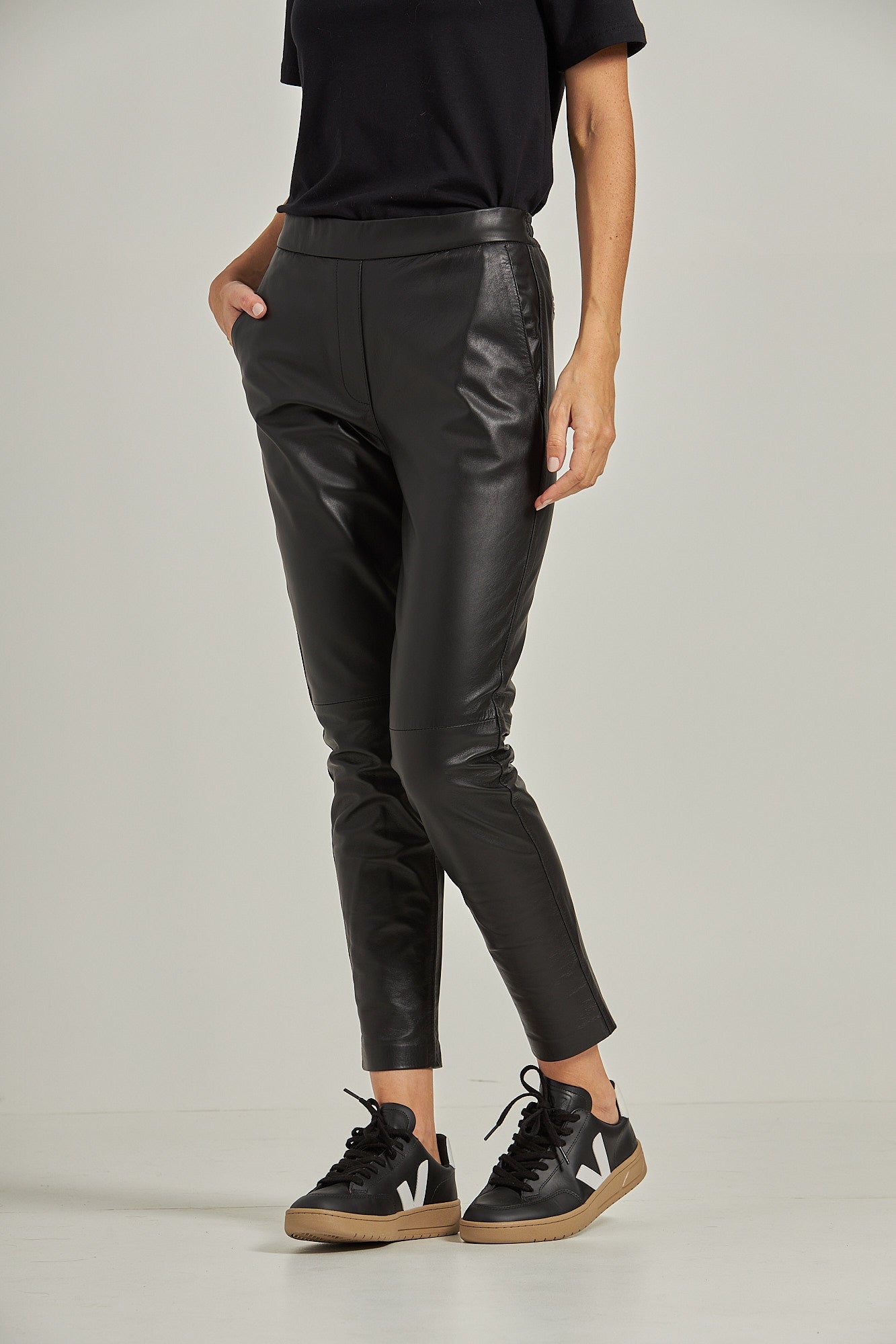 Calça couro cós elástico - Preto