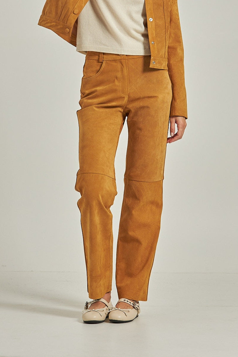 Calça couro acamurçado estilo jeans - Caramelo