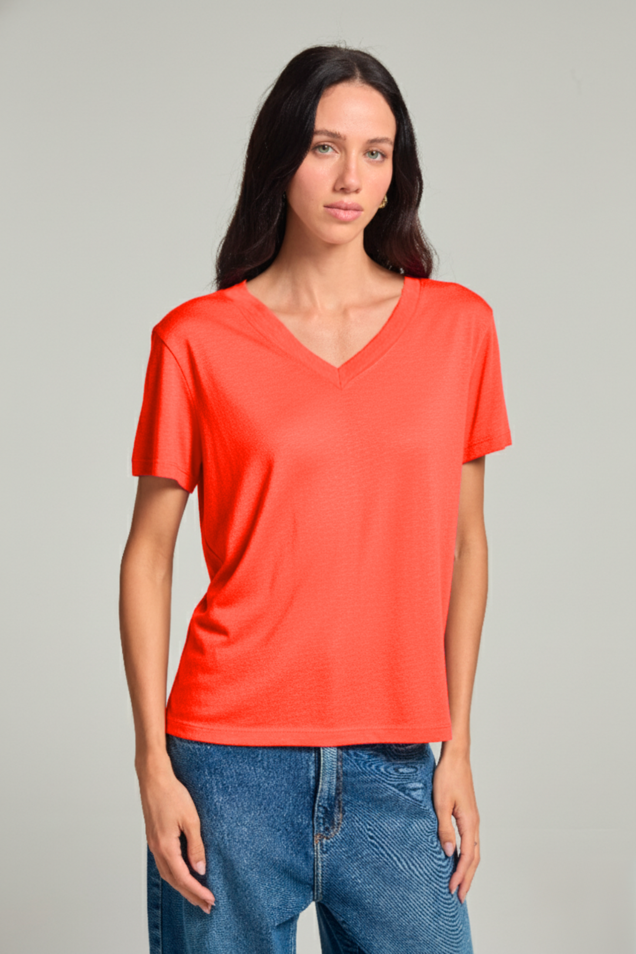 Camiseta gola v em viscolinho - Scarlet