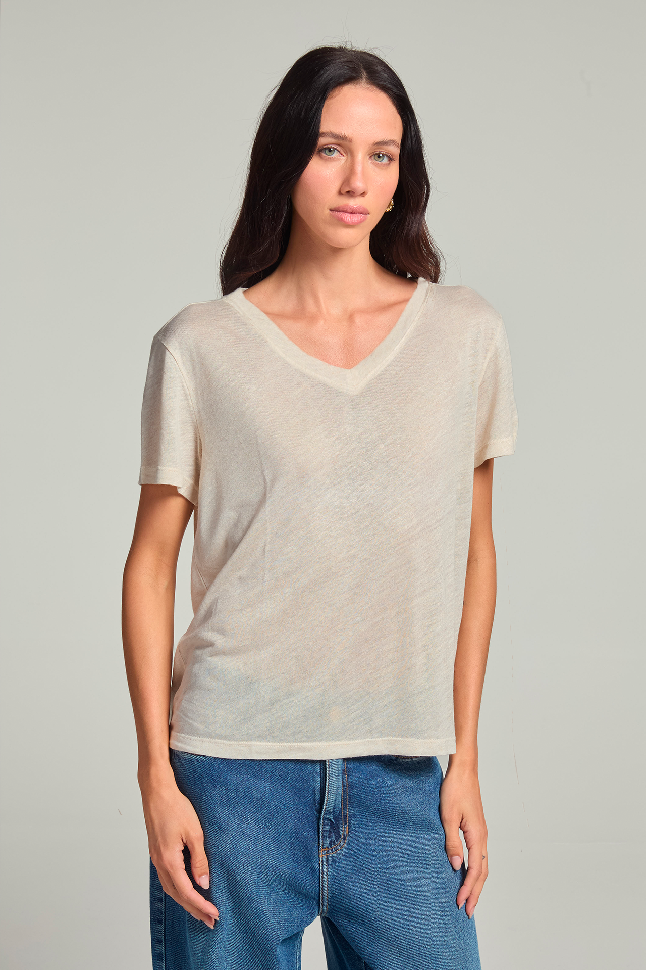 Camiseta gola v em viscose - Areia