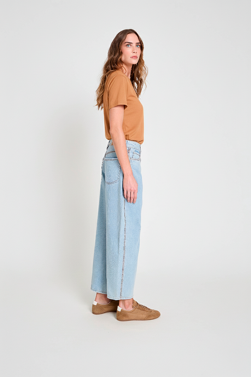 Camiseta de malha em viscolinho decote V - Camelo