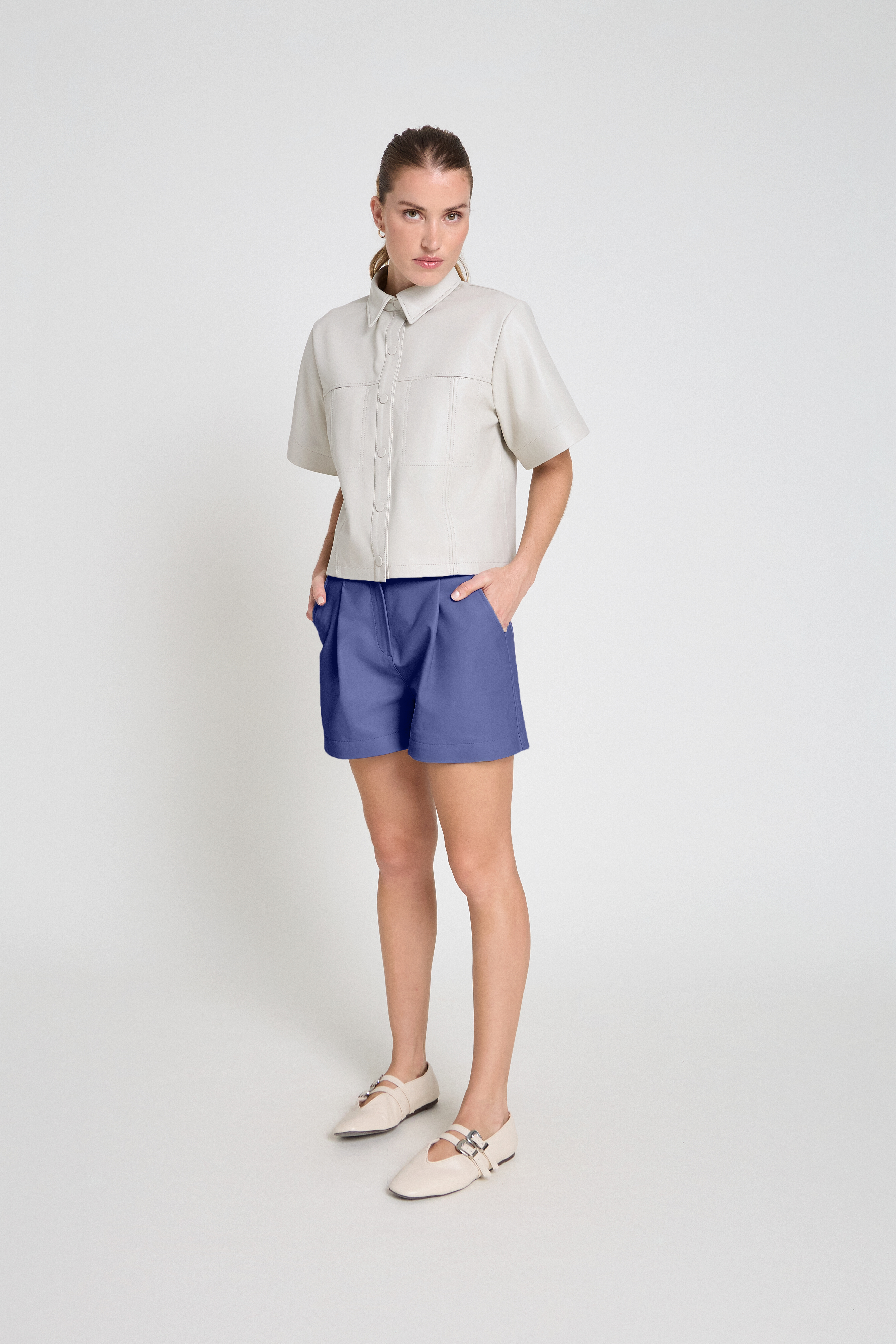 Short de couro com pregas- Marinho