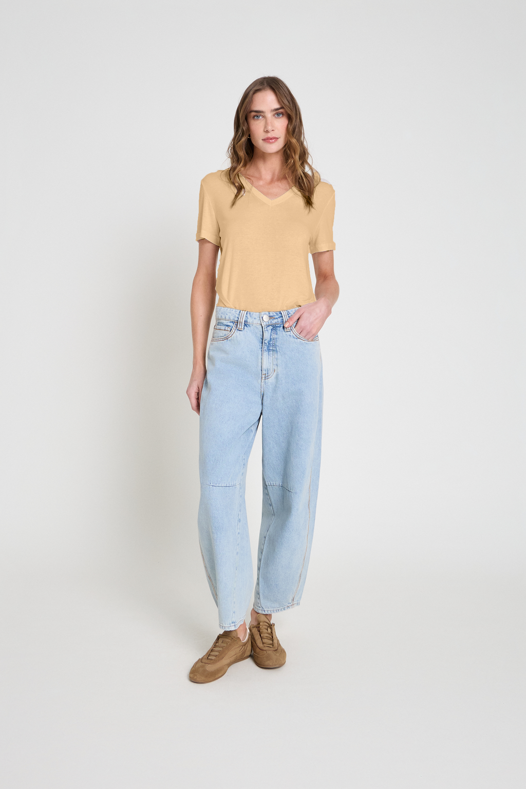Camiseta decote v em algodão -  Camelo