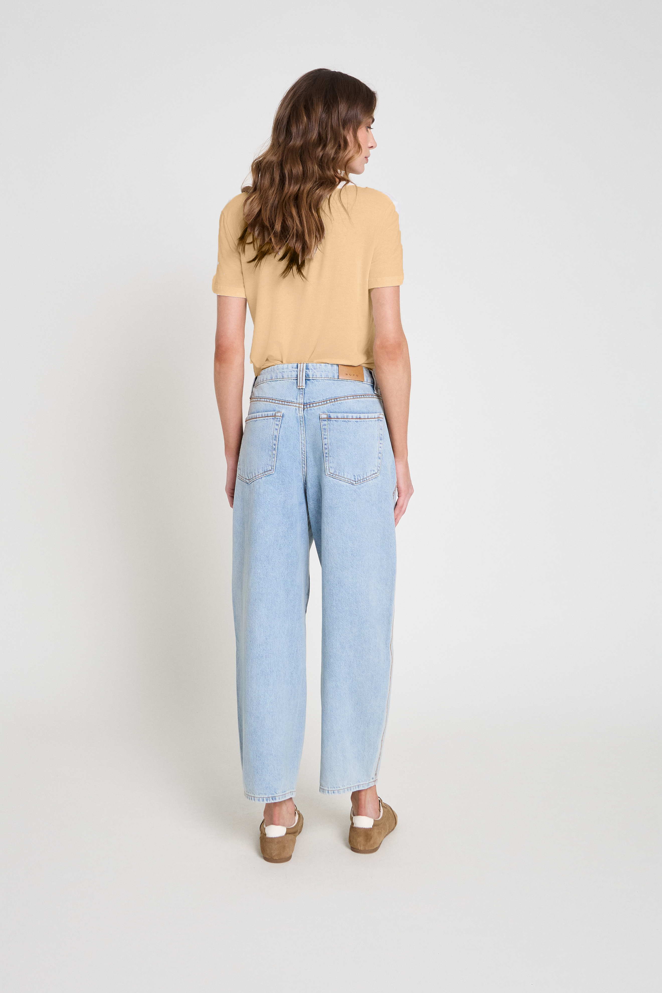 Camiseta decote v em algodão -  Camelo