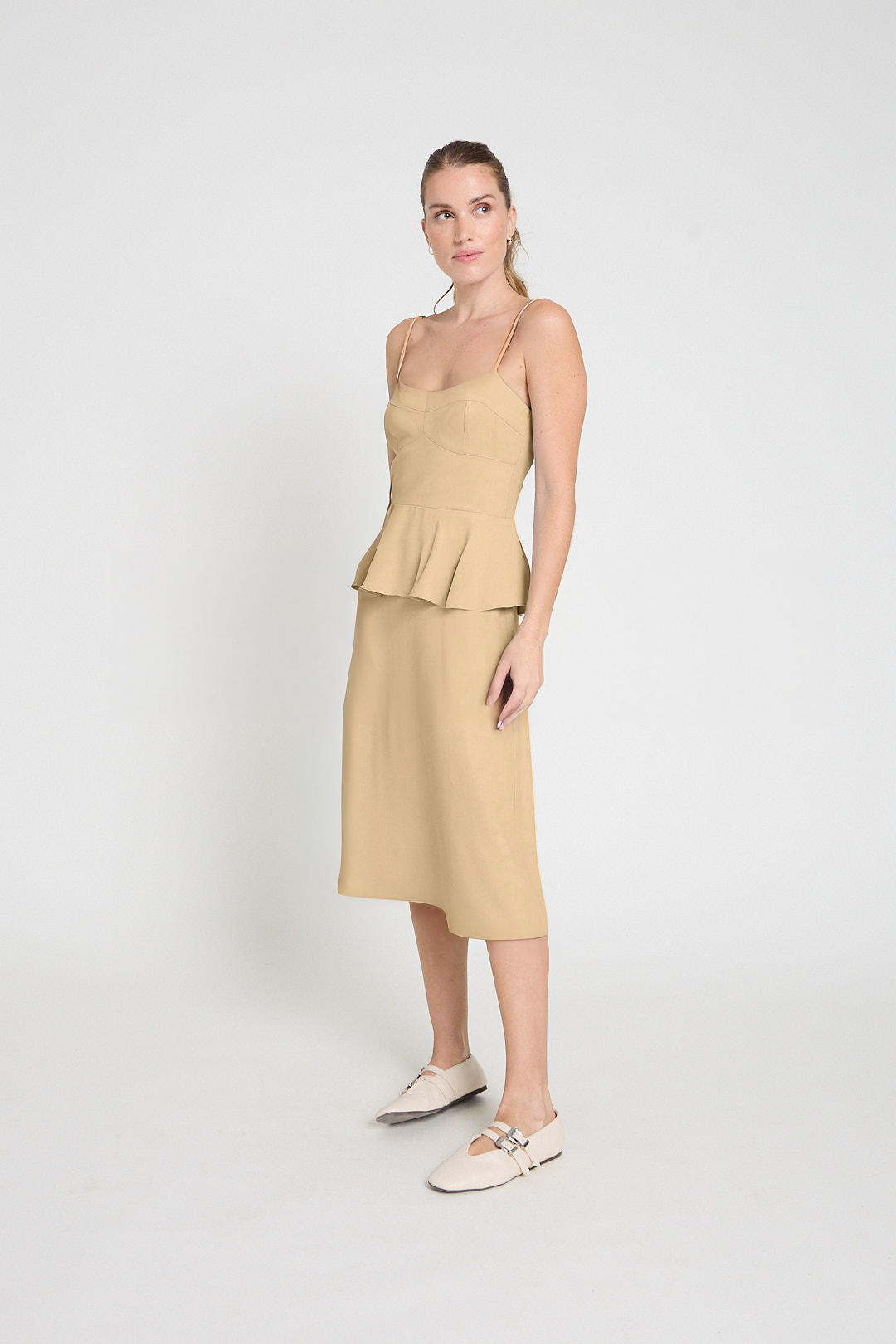 Vestido em crepe com babado - Camelo