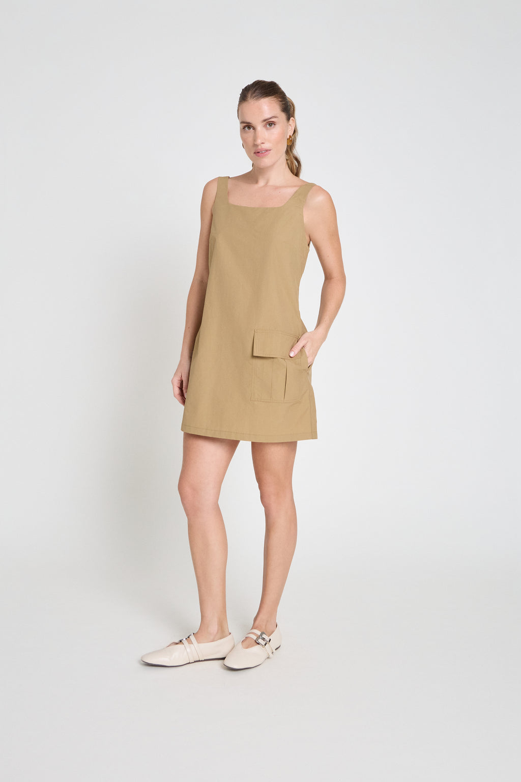 Vestido em nylon com bolso cargo - Camelo