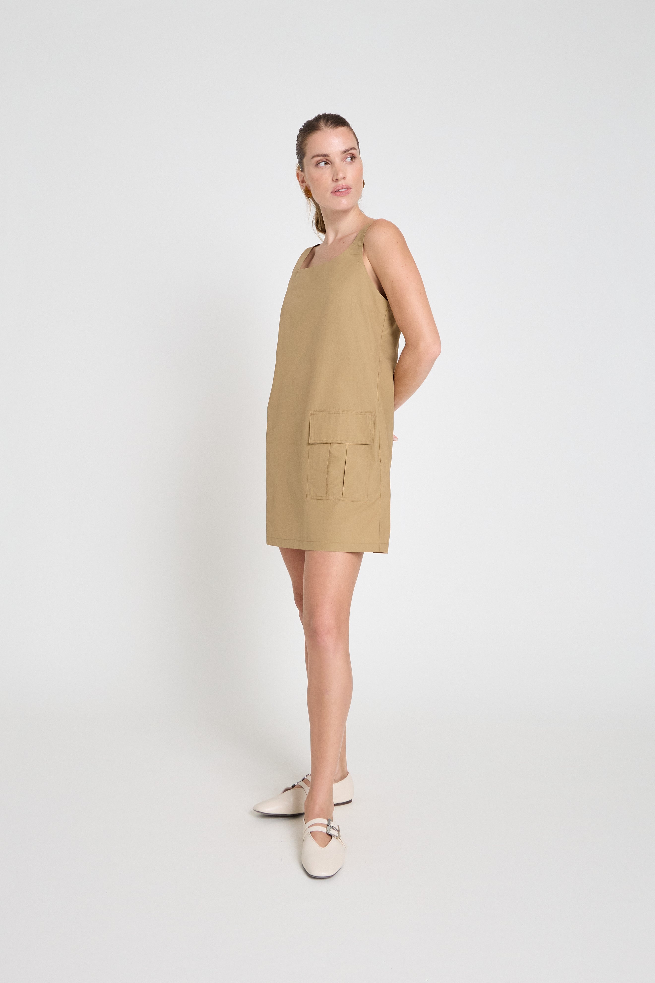 Vestido em Nylon com bolso cargo- Camelo