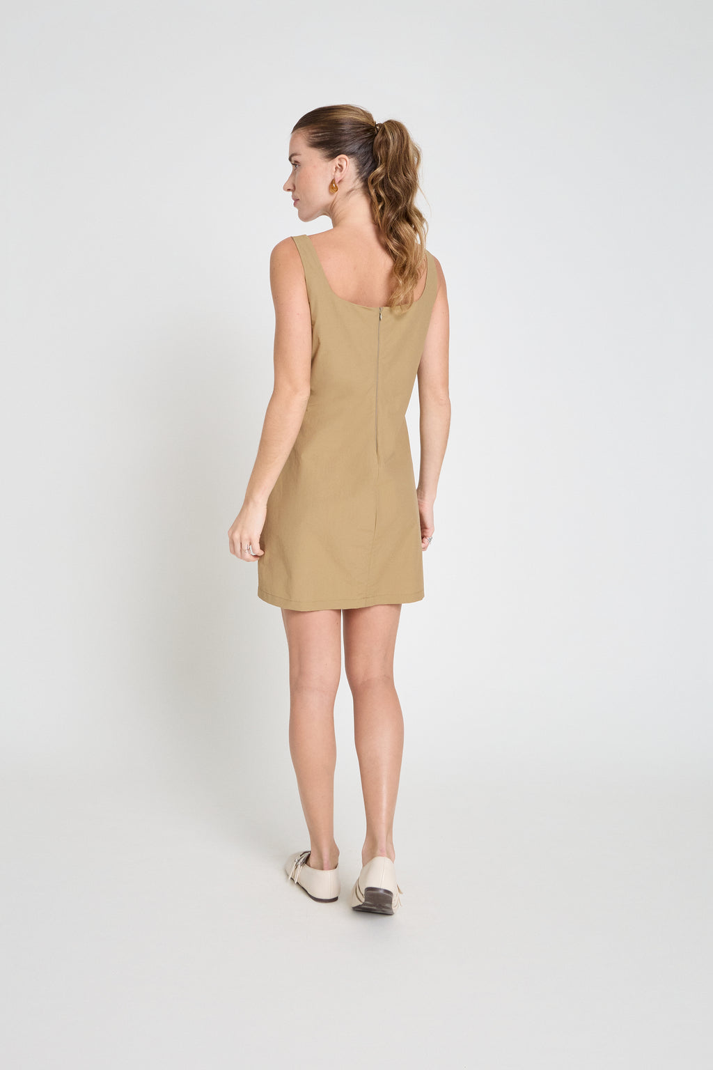 Vestido em nylon com bolso cargo - Camelo