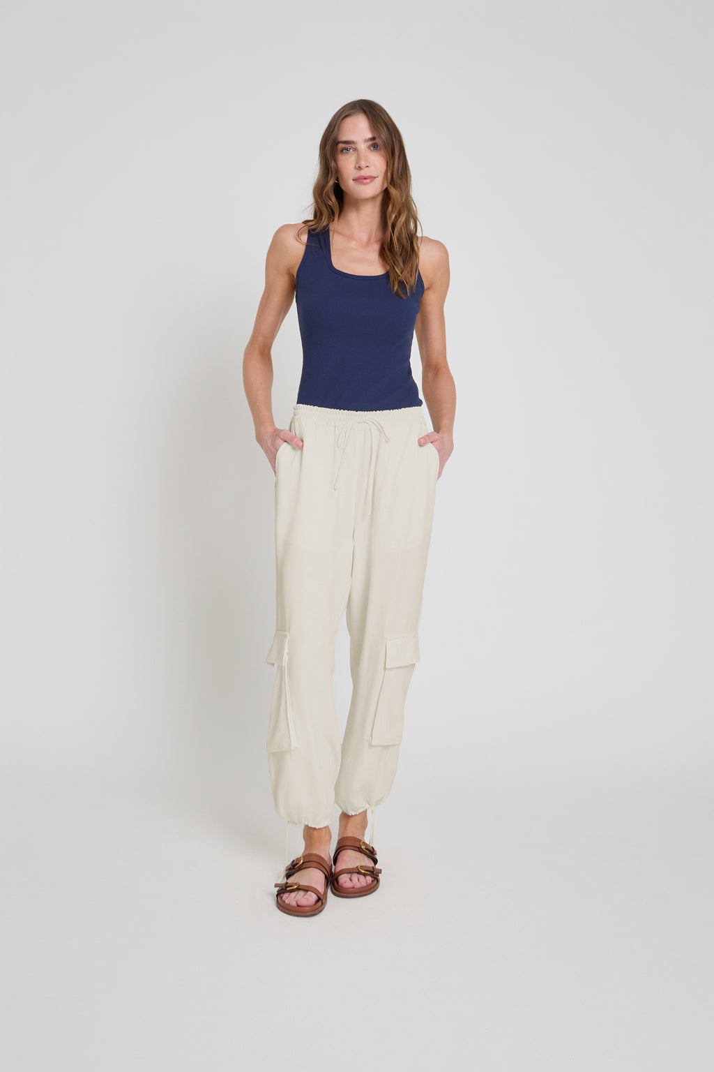 Calça em crepe com cordão - Papel V26CL04