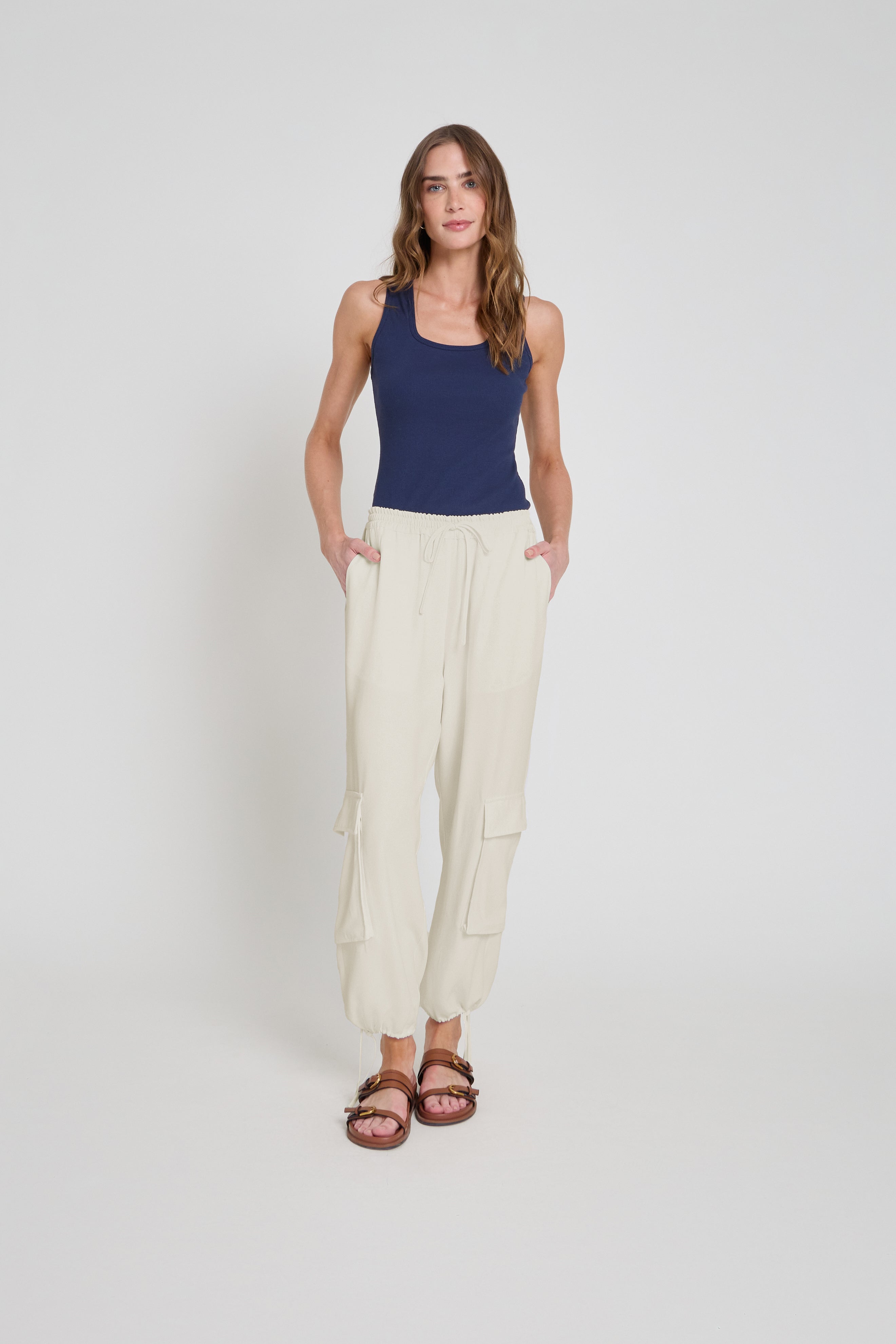 Calça em crepe com cordão - Papel V26CL04