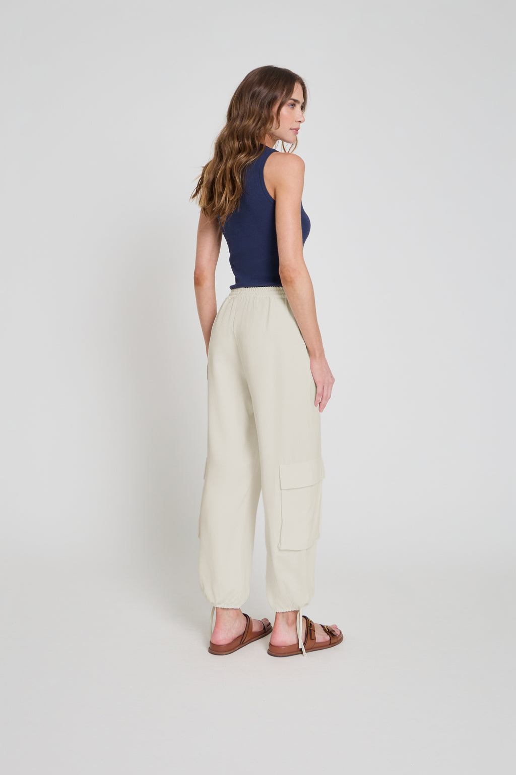 Calça em crepe com cordão - Papel V26CL04