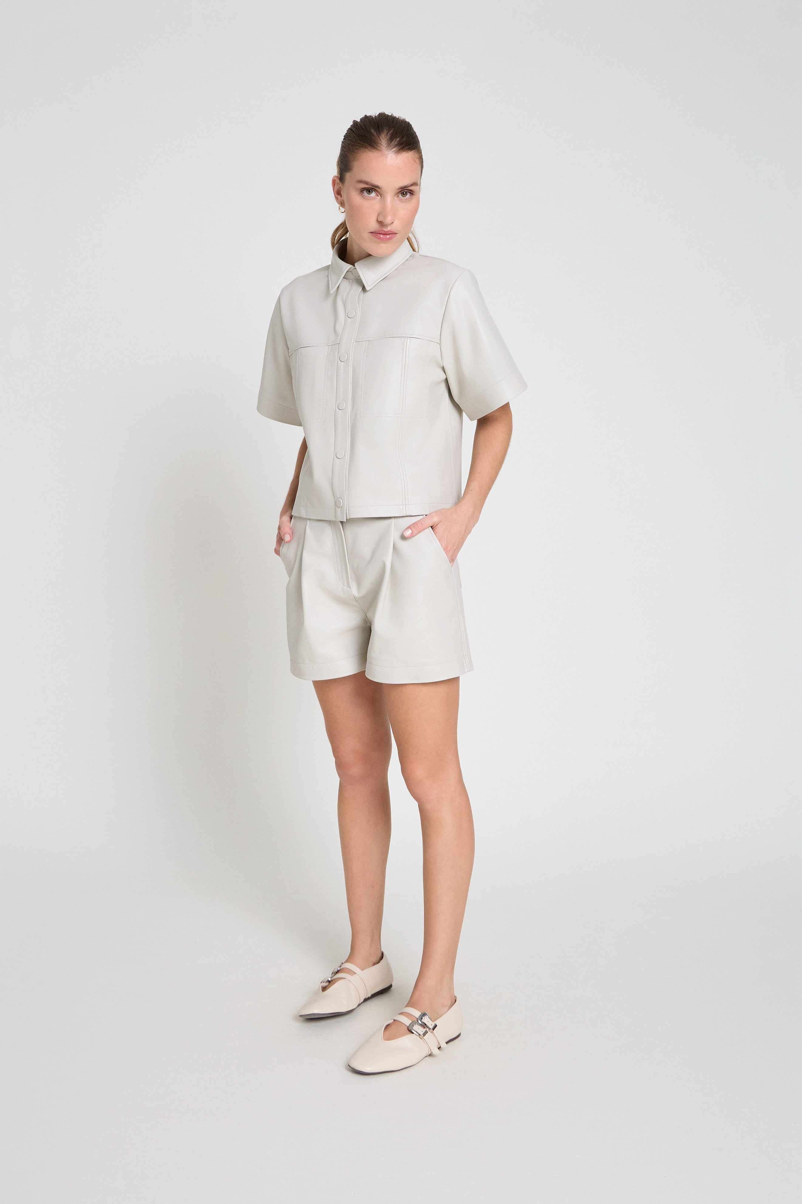 Shorts em couro com pregas -  Off White