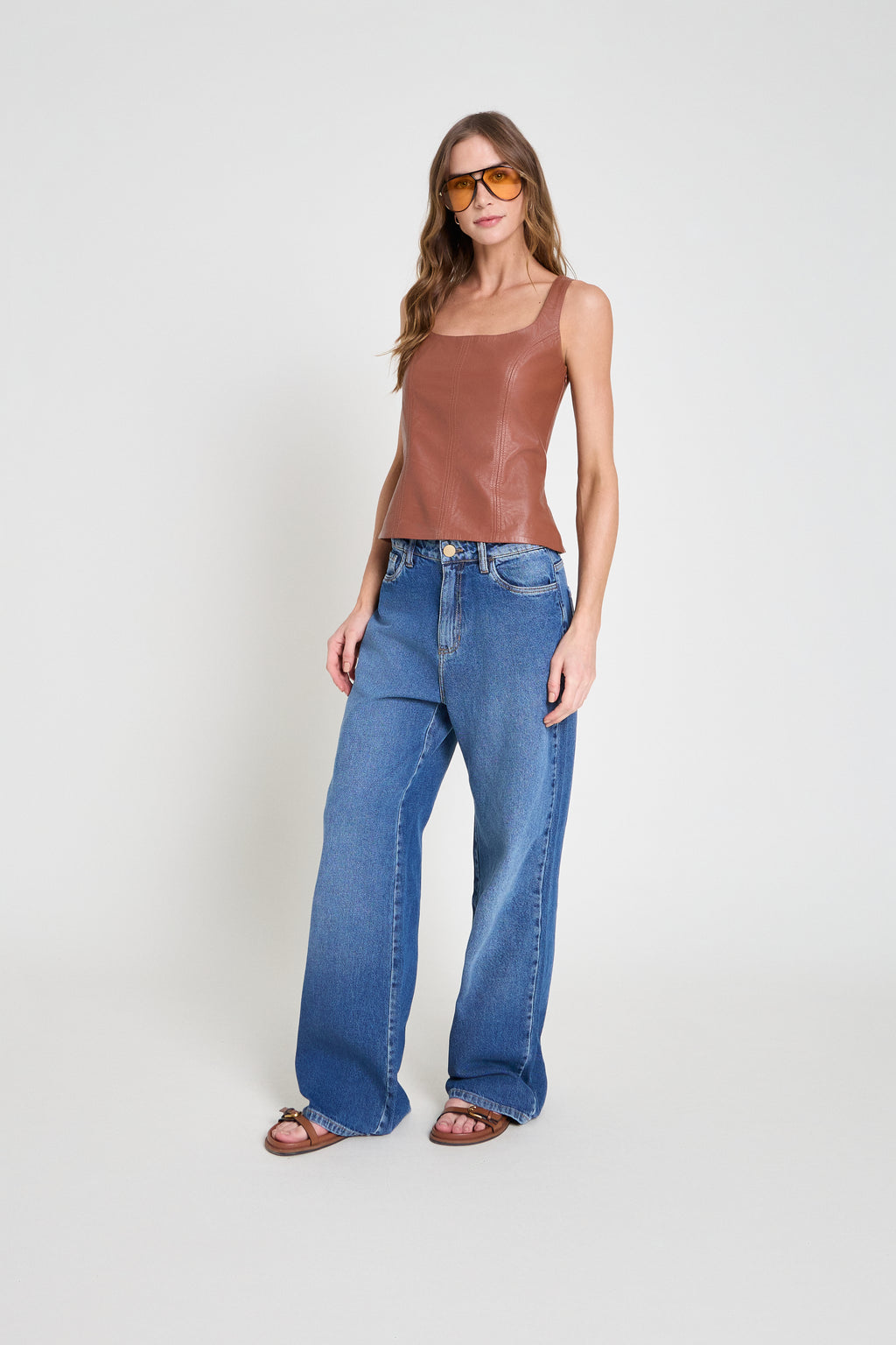 Regata em couro decote quadrado - Mocha