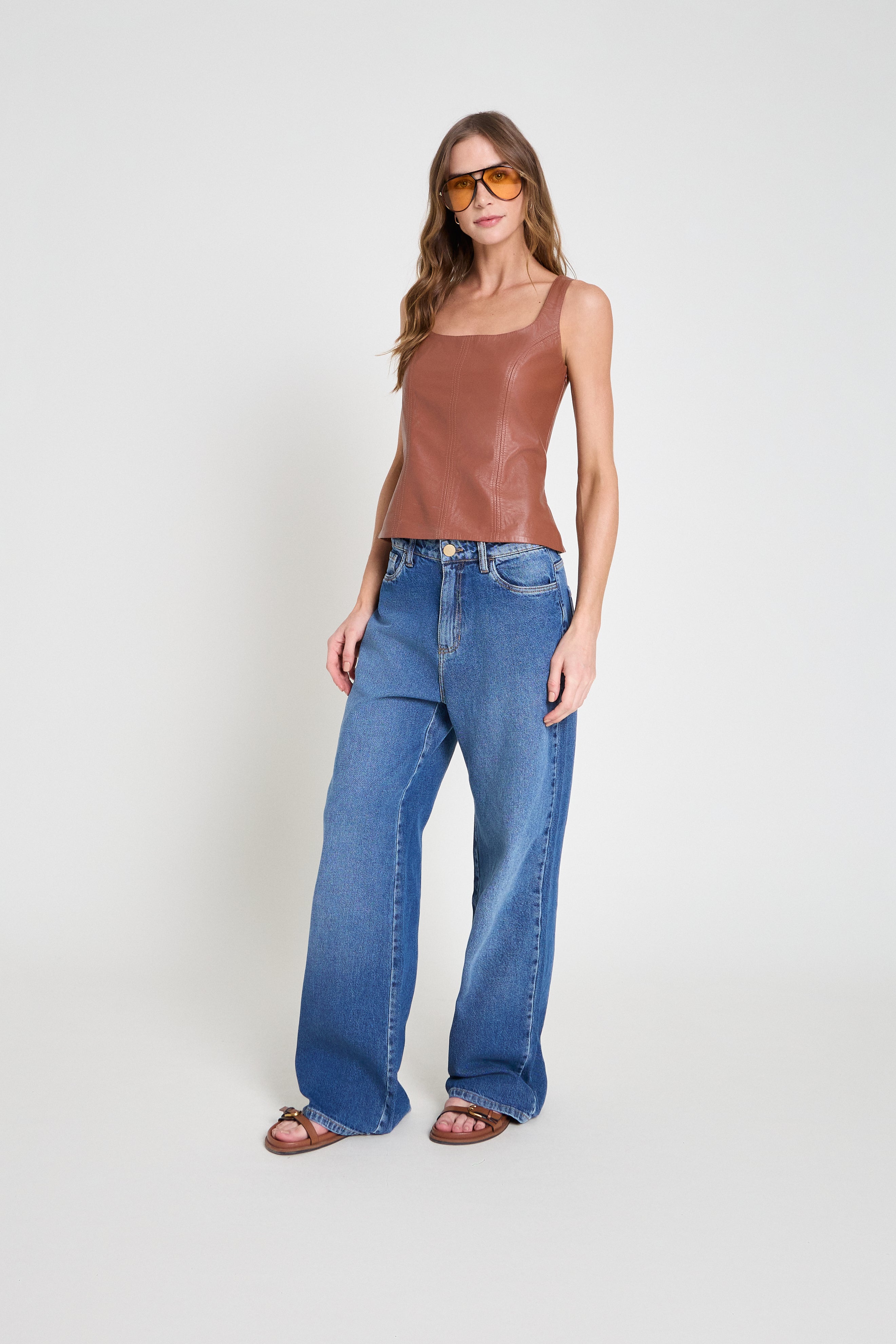 Regata em couro decote quadrado - Mocha