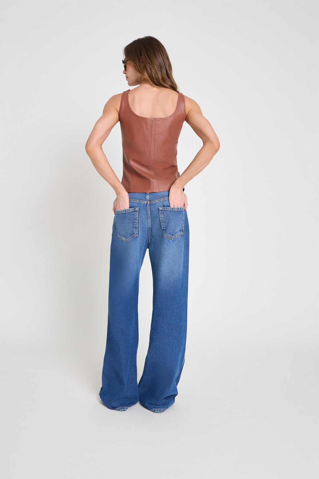 Regata em couro decote quadrado - Mocha