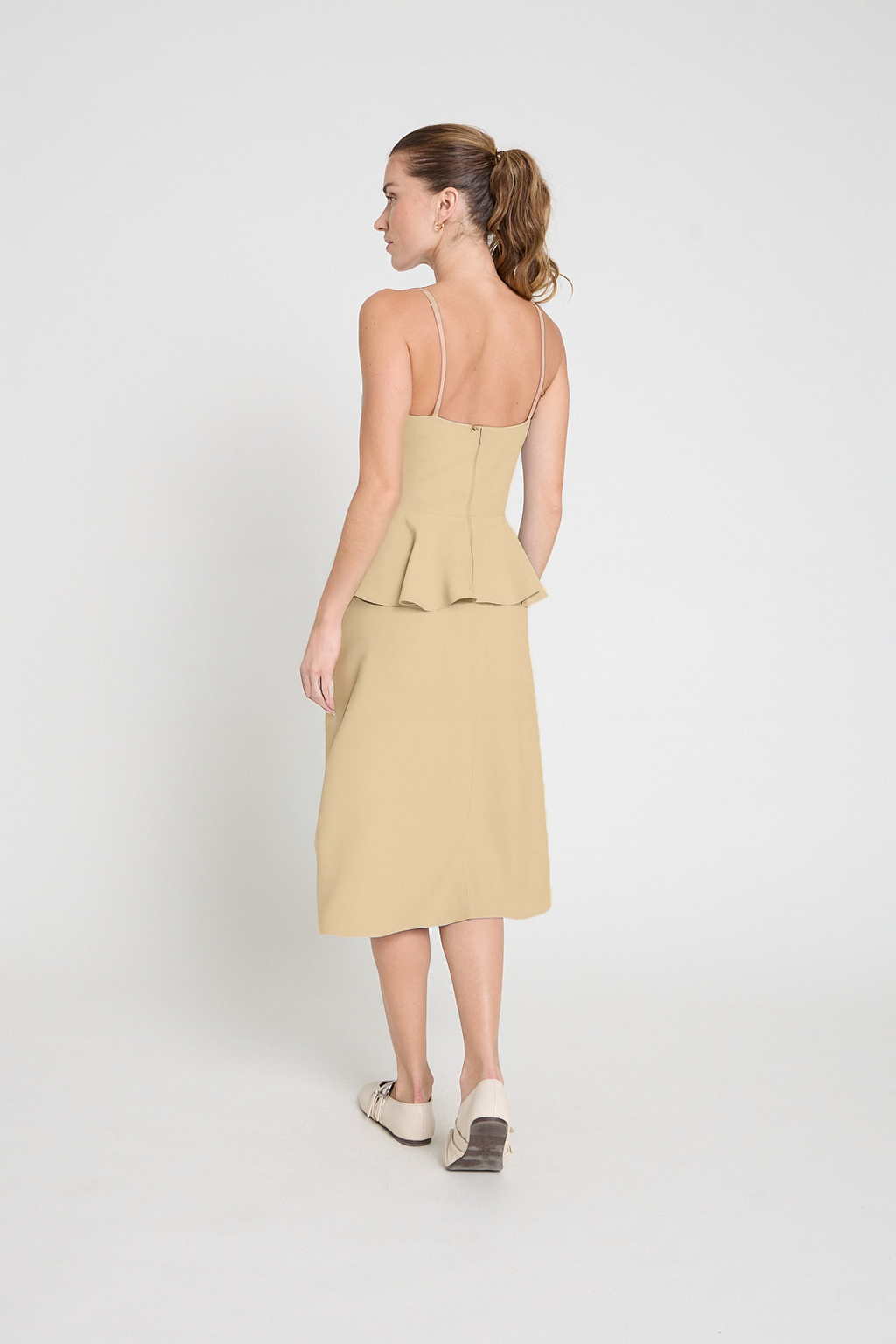 Vestido em crepe com babado - Camelo