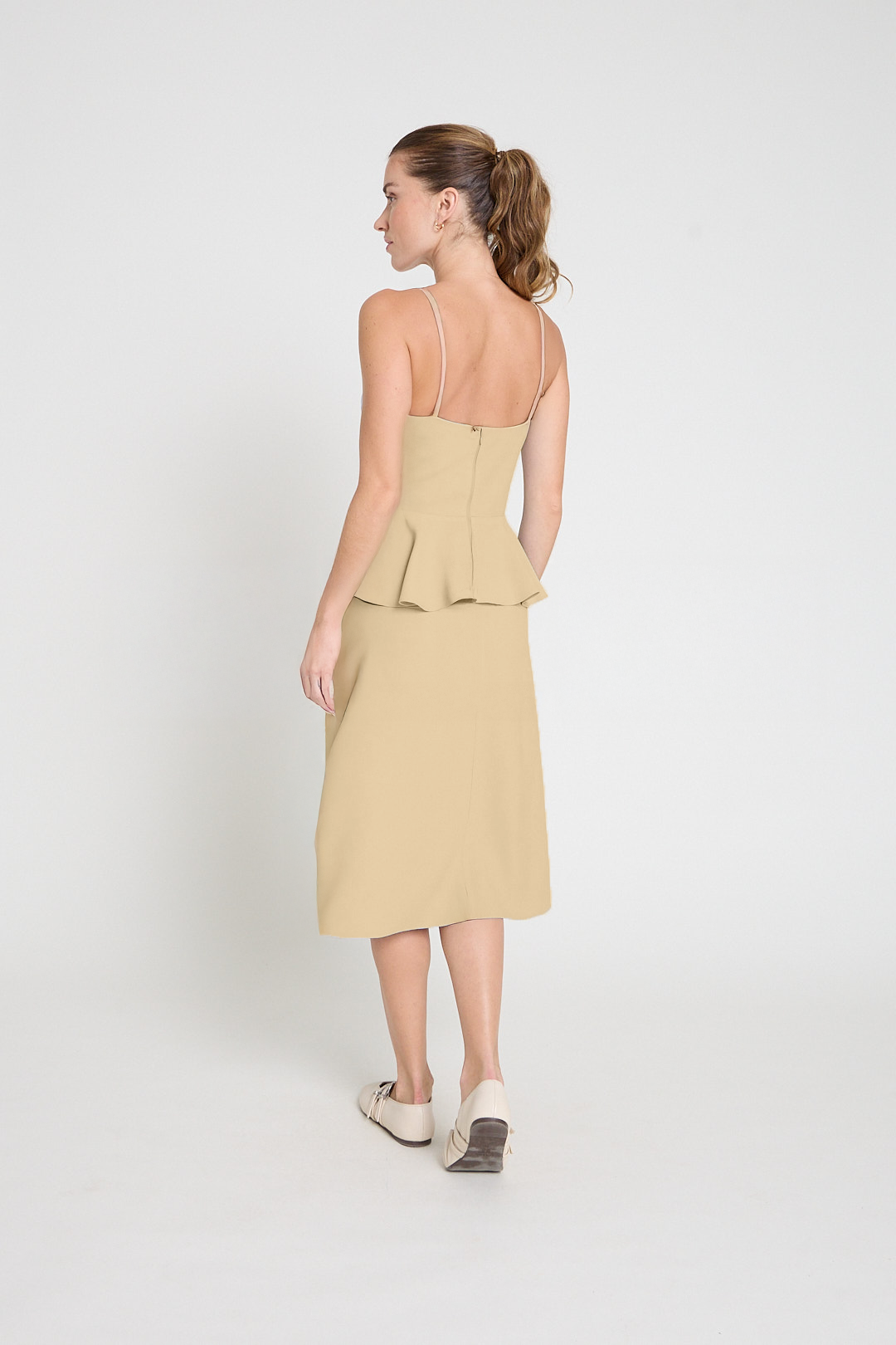 Vestido em crepe com babado - Camelo